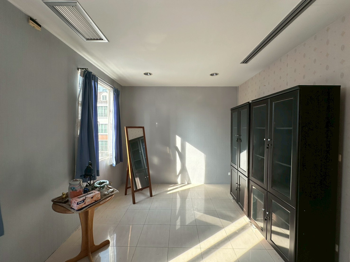 For SaleTownhomeSukhumvit, Asoke, Thonglor : Luxury townhouse in Thonglor area One of Bangkoks prime residential locations, suitable for families, executives, or foreigners who want to live in the heart of Sukhumvit. Large living space, complete functions, near BTS Thonglor. Community Mall restauran