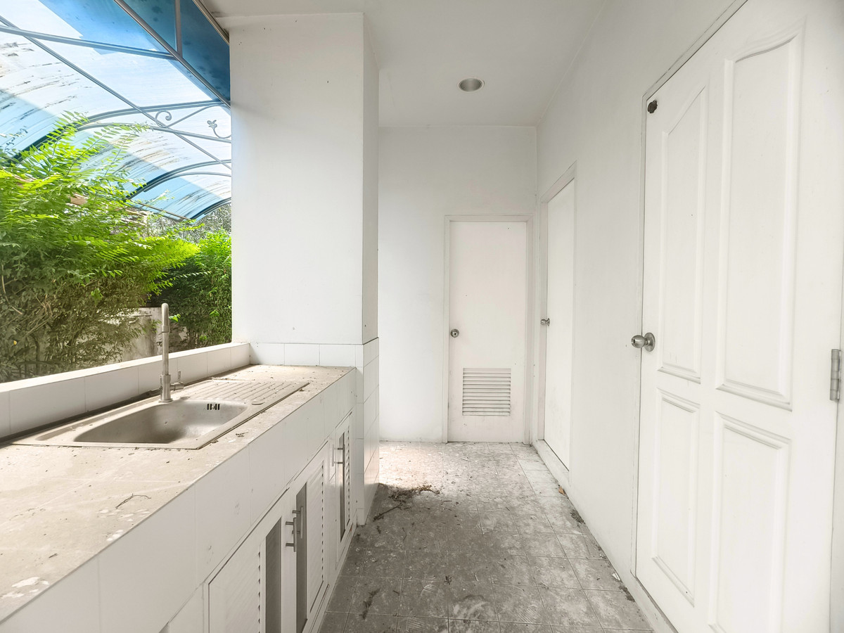 ขายบ้านมีนบุรี-ร่มเกล้า : ขาย บ้านเดี่ยว สัมมากร รามคำแหง162/1 ติดรถไฟฟ้า 4 ห้องนอน 3 ห้องน้ำ เพดานสูง double volume มีห้องนอนชั้นล่าง พร้อมตกแต่ง ค่าส่วนกลางถูก