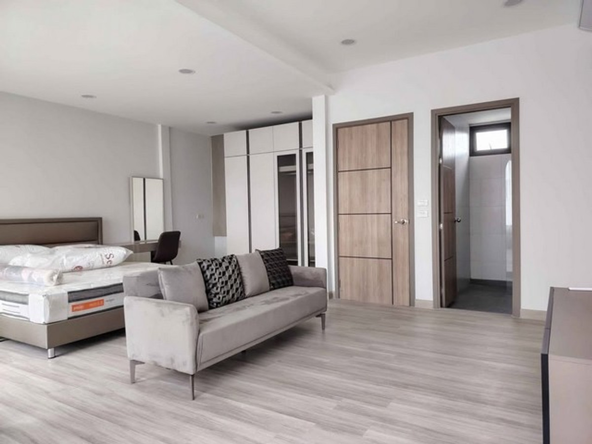 For RentTownhomeSukhumvit, Asoke, Thonglor : HR3353 Home Office & Modern Townhouse 3-Story | Ekkamai 22 Modern Loft design, airy with Double Volume | Pets allowed (Pet-Friendly)!