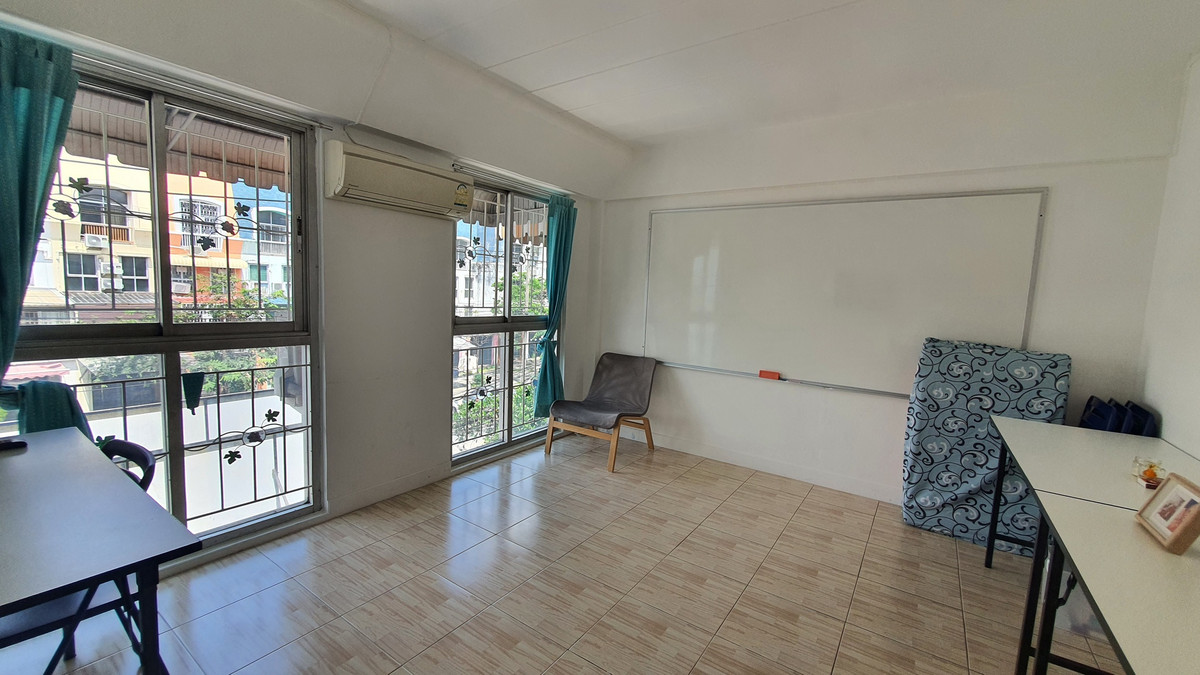 For RentShop HouseKaset Nawamin,Ladplakao : 4-story shophouse for rent on Sukonthasawat Road, good location, near Satri Wittaya 2 School.