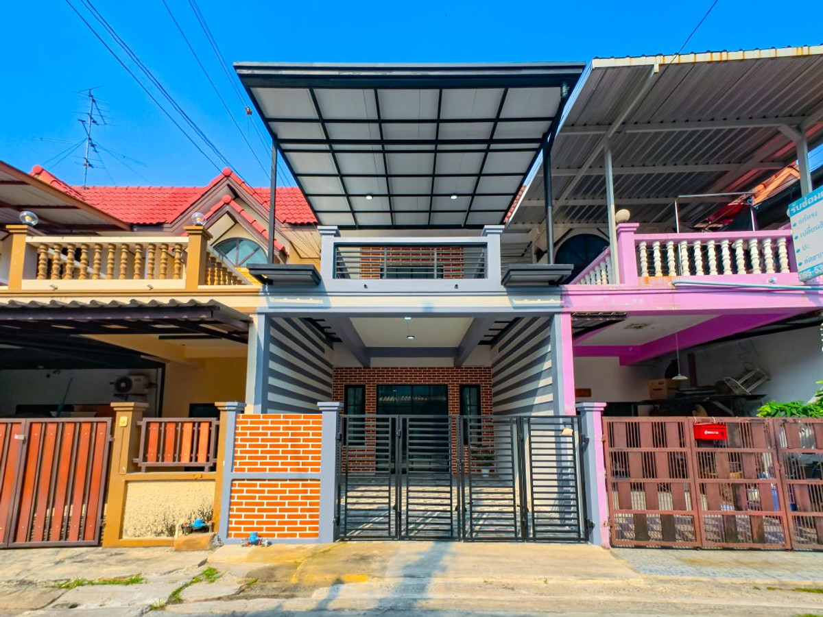 ขายทาวน์โฮมมีนบุรี-ร่มเกล้า : ขาย ทาวน์เฮ้าส์ 2 ชั้น หมู่บ้านเพชรไพลิน   2 ห้องนอน 2 ห้องน้ำ พื้นที่ 19 ตร.วา  รีโนเวทใหม่พร้อมเข้าอยู่