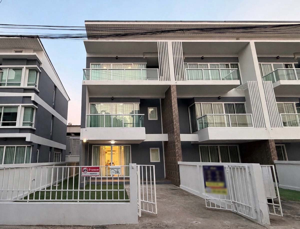 ให้เช่าอ่อนนุช อุดมสุข : บ้าน 3 ชั้น พร้อมเฟอร์นิเจอร์ ตกแต่งสวยงาม ให้เช่า ย่านอ่อนนุช-ศรีนครินทร์ ใกล้ปิงมาร์เช่ปาร์ค เพียง 800 เมตร