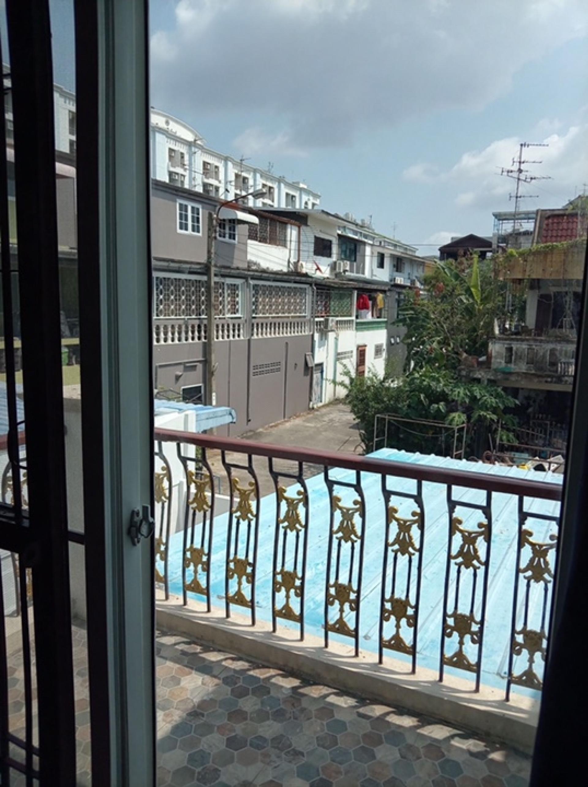 For RentHouseLadprao101, Happy Land, The Mall Bang Kapi : House for rent across from The Mall Bang Kapi.