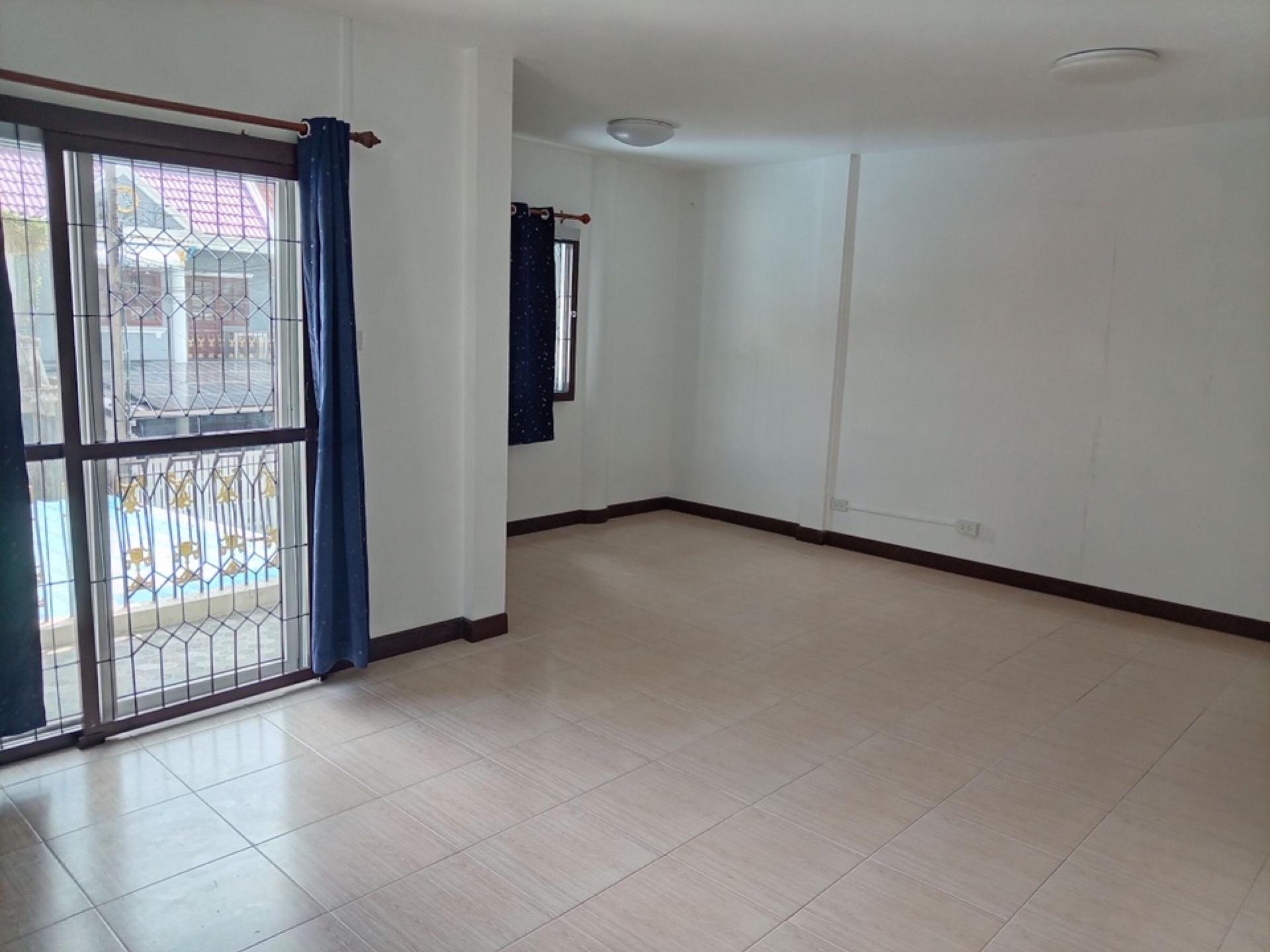 For RentHouseLadprao101, Happy Land, The Mall Bang Kapi : House for rent across from The Mall Bang Kapi.