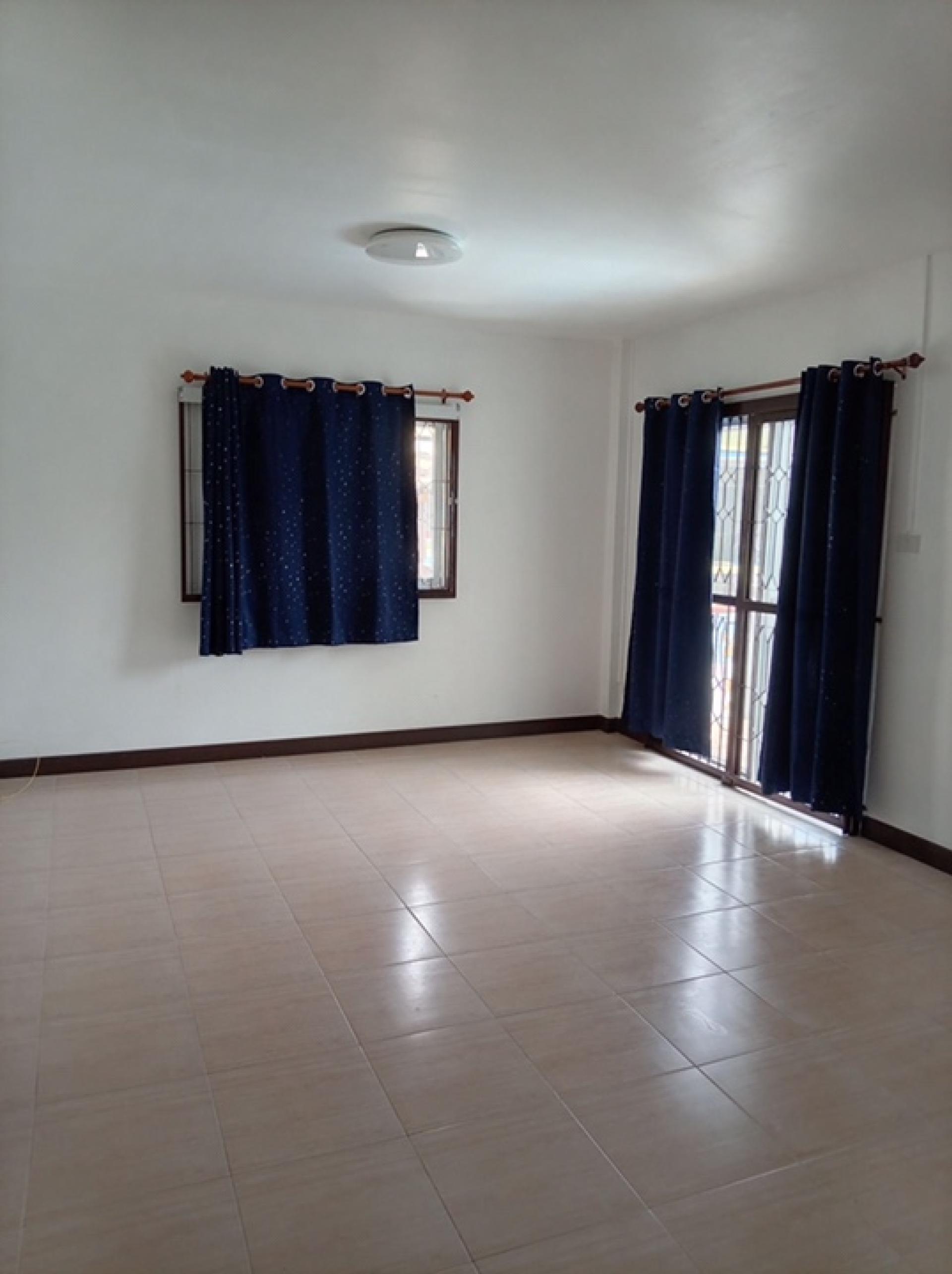 For RentHouseLadprao101, Happy Land, The Mall Bang Kapi : House for rent across from The Mall Bang Kapi.