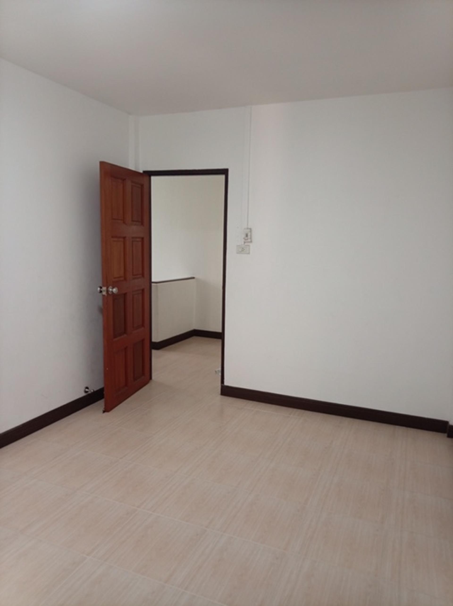 For RentHouseLadprao101, Happy Land, The Mall Bang Kapi : House for rent across from The Mall Bang Kapi.