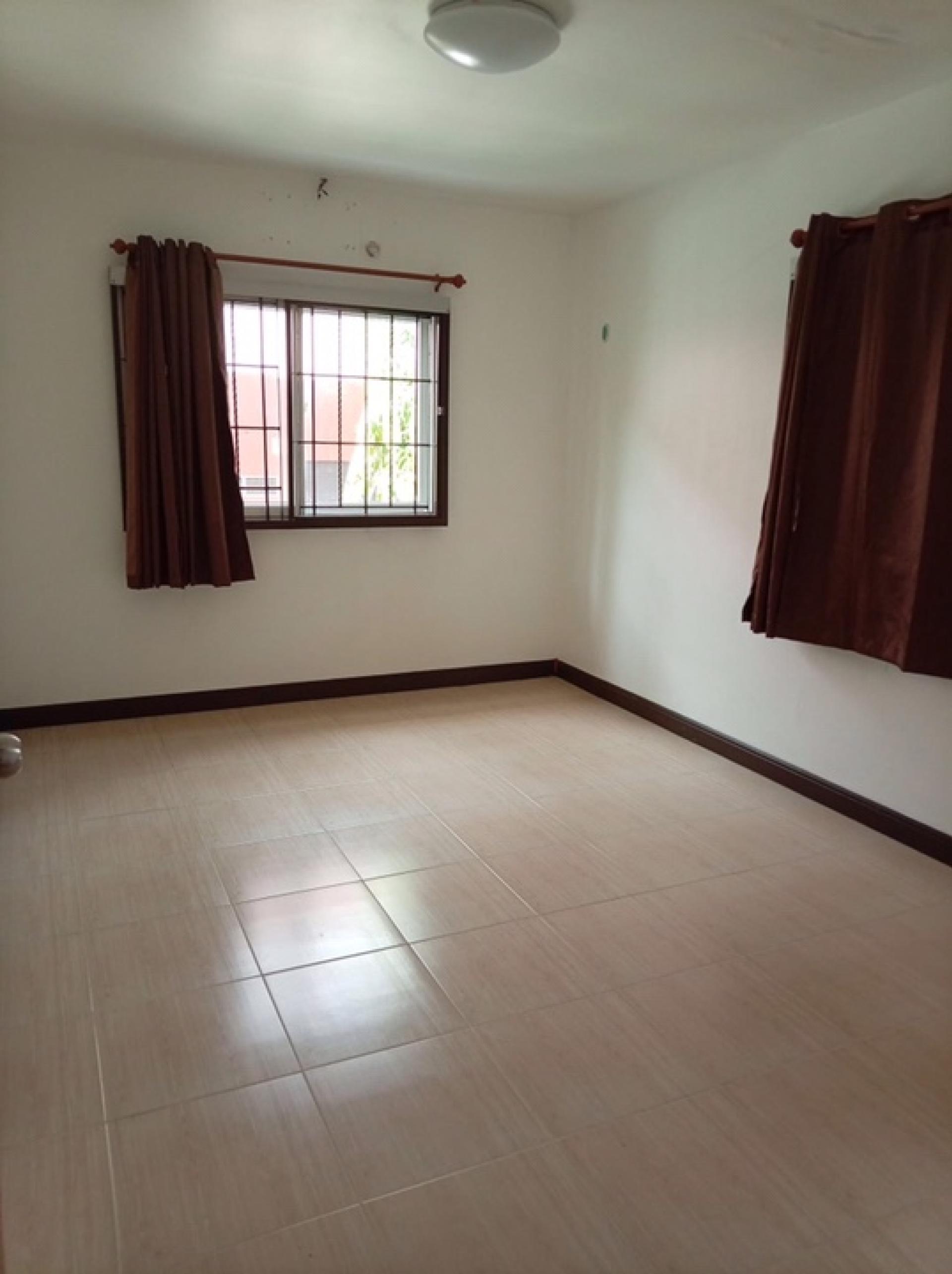 For RentHouseLadprao101, Happy Land, The Mall Bang Kapi : House for rent across from The Mall Bang Kapi.