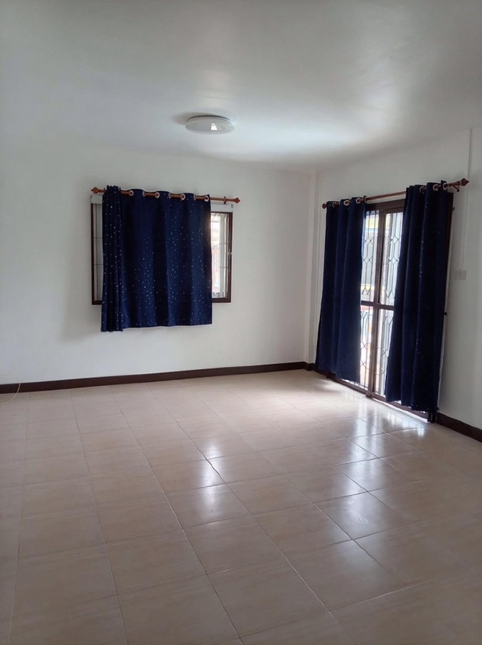 For RentHouseLadprao101, Happy Land, The Mall Bang Kapi : House for rent across from The Mall Bang Kapi.