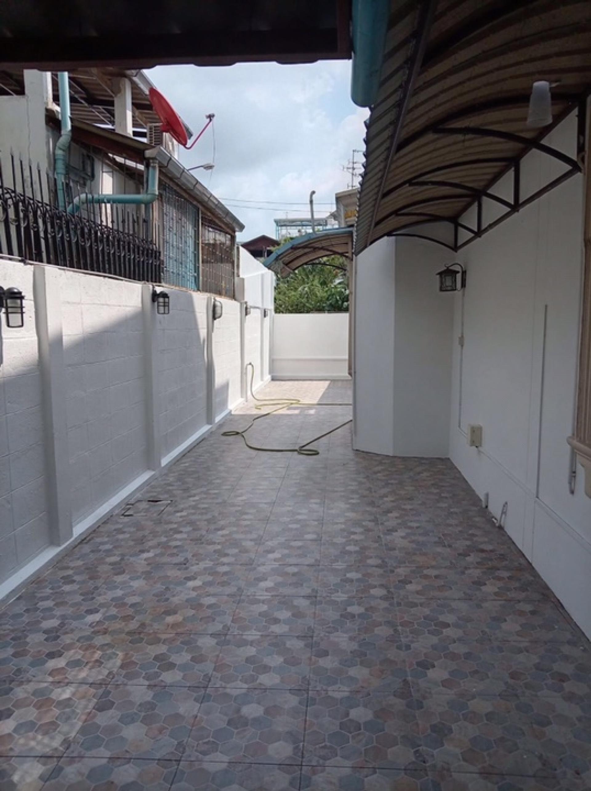 For RentHouseLadprao101, Happy Land, The Mall Bang Kapi : House for rent across from The Mall Bang Kapi.