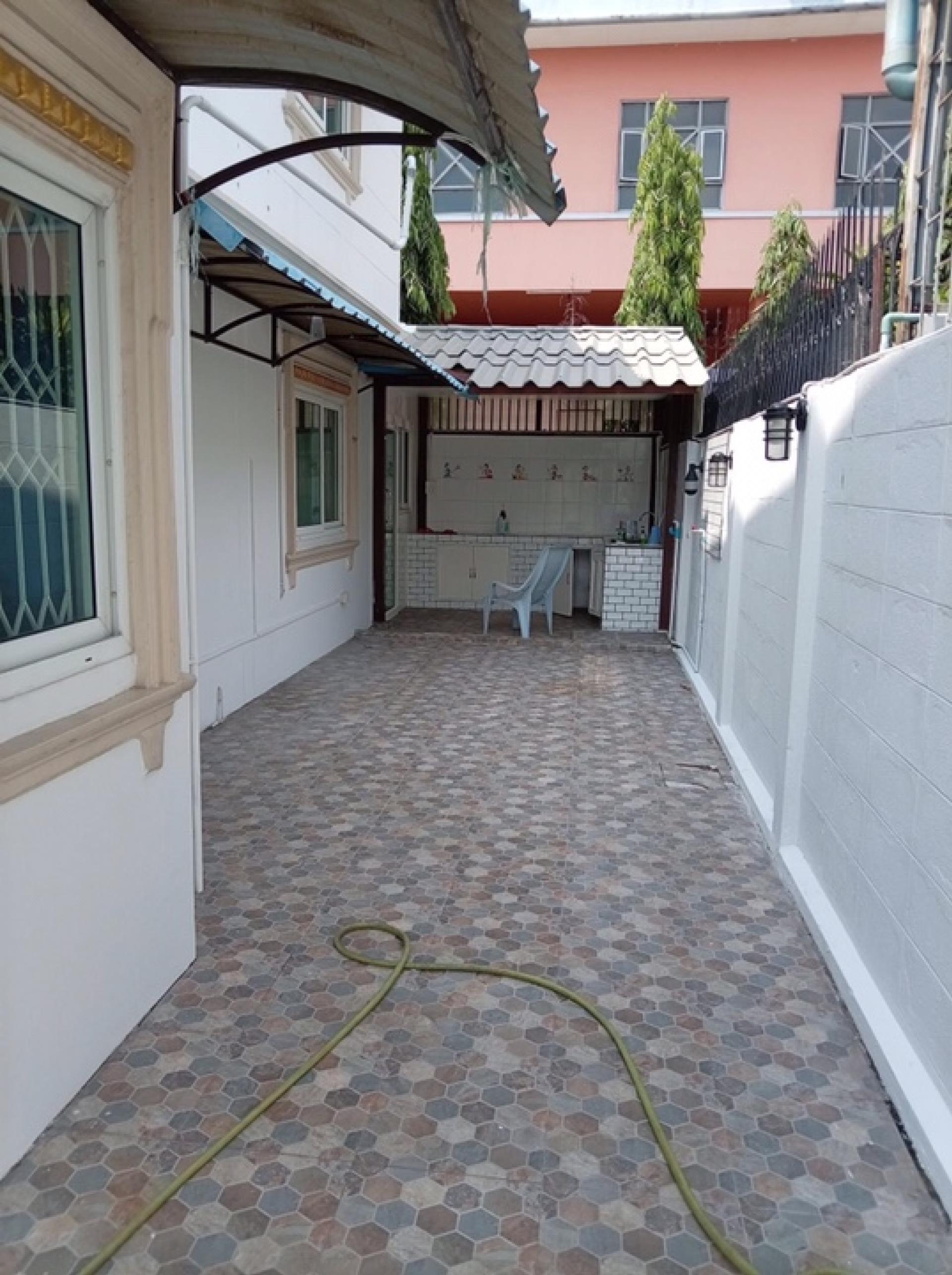 For RentHouseLadprao101, Happy Land, The Mall Bang Kapi : House for rent across from The Mall Bang Kapi.