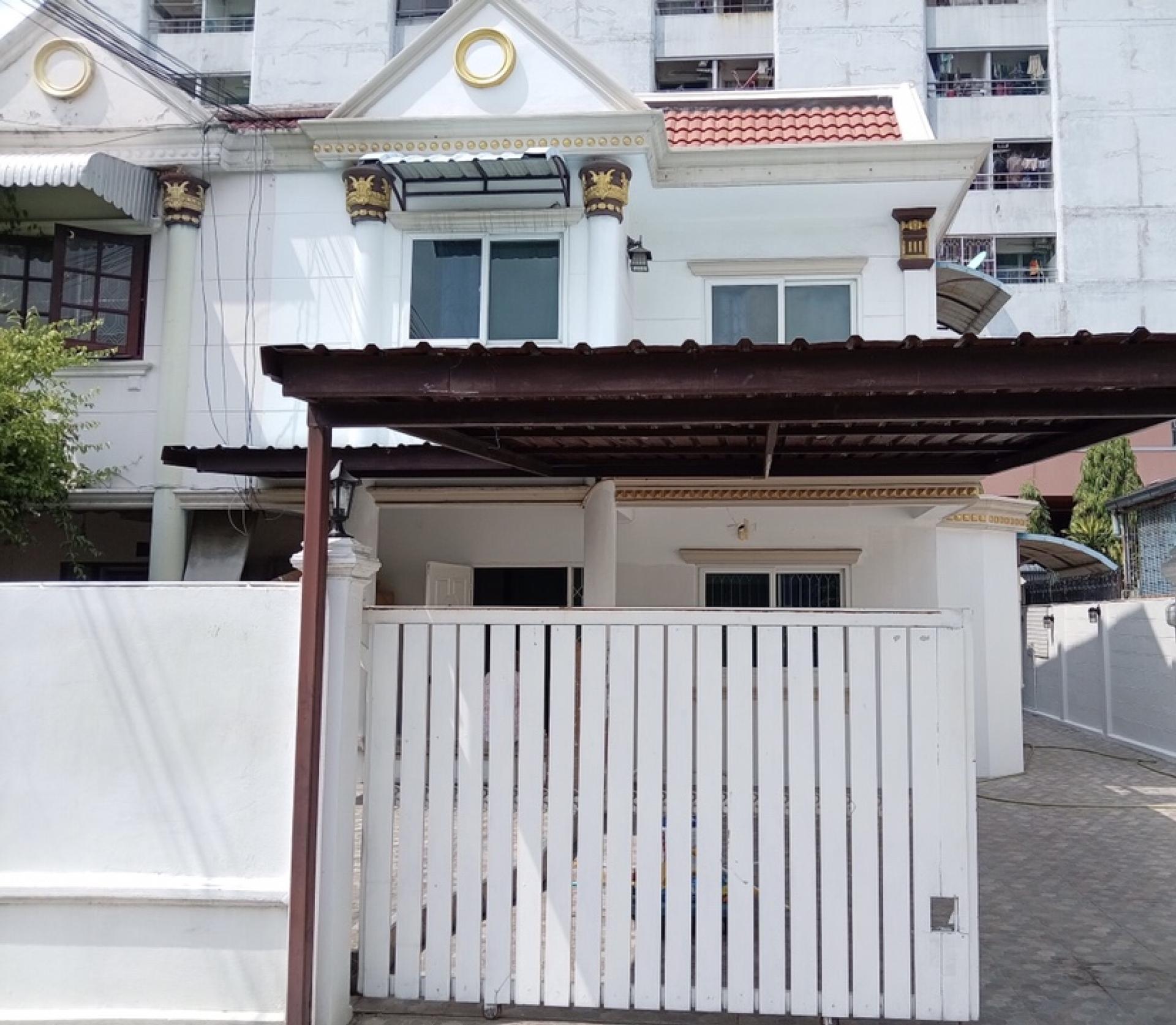 For RentHouseLadprao101, Happy Land, The Mall Bang Kapi : House for rent across from The Mall Bang Kapi.