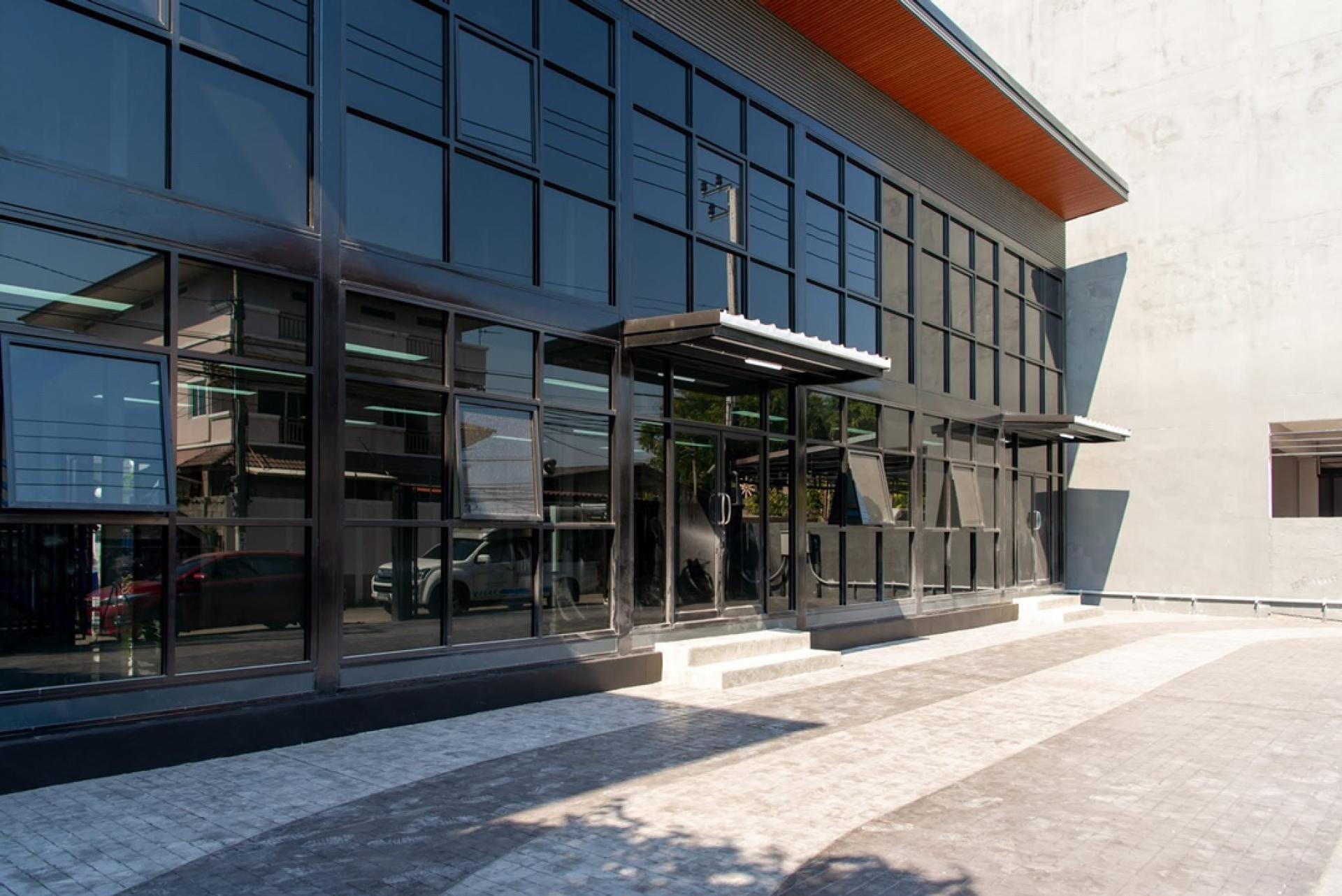 For RentOfficeOnnut, Udomsuk : Office +Warehouse, land area 100 sq m. Usable area 345 sq m. for rent near BTS Punyawithi.