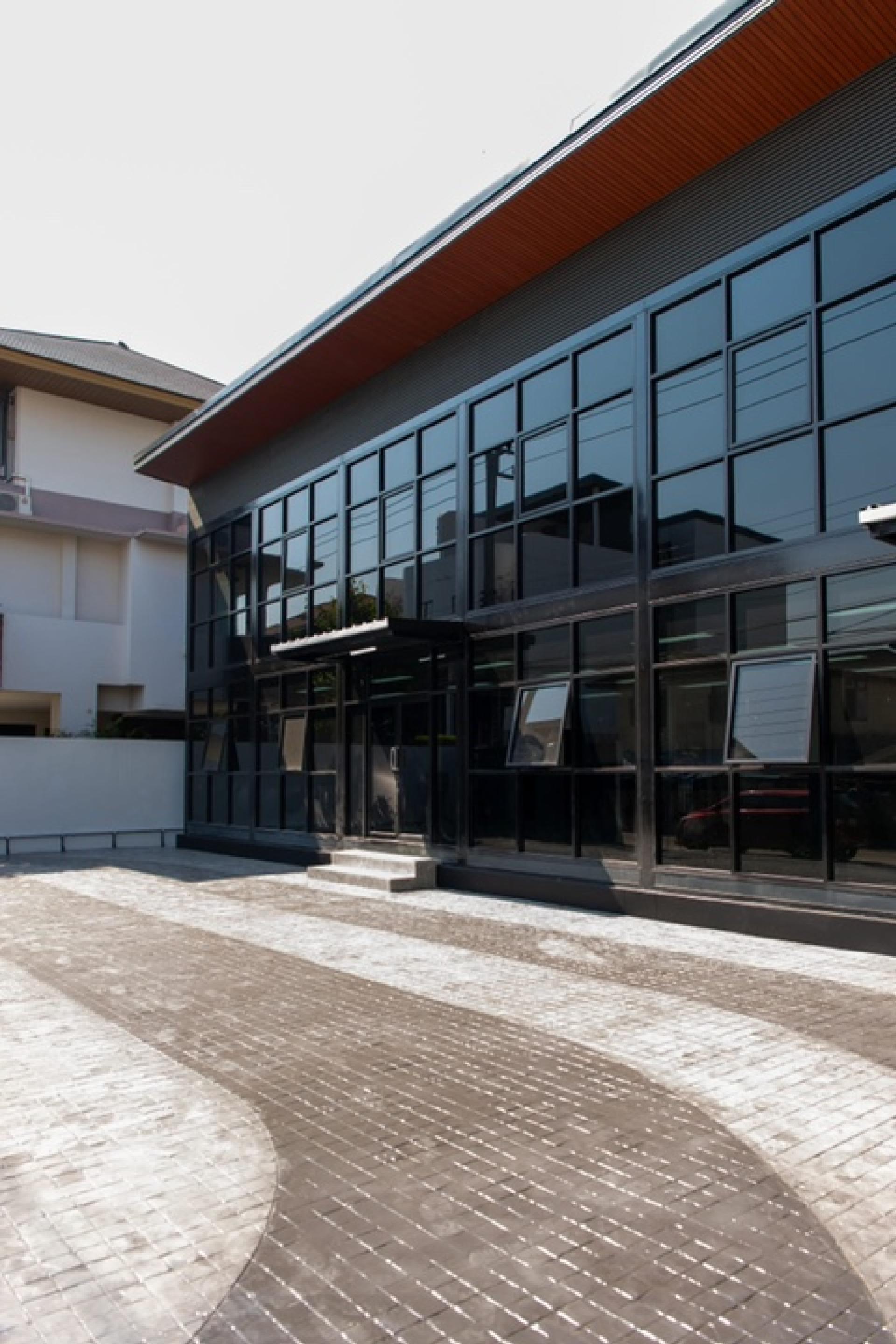 For RentOfficeOnnut, Udomsuk : Office +Warehouse, land area 100 sq m. Usable area 345 sq m. for rent near BTS Punyawithi.