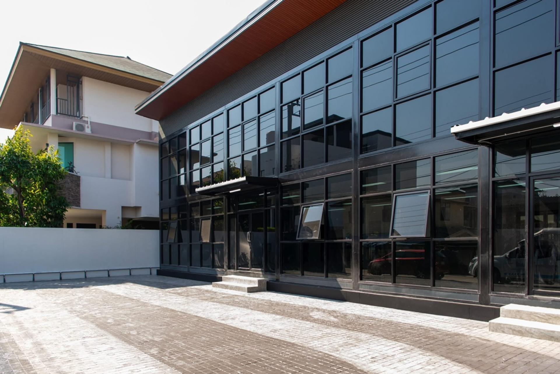 For RentOfficeOnnut, Udomsuk : Office +Warehouse, land area 100 sq m. Usable area 345 sq m. for rent near BTS Punyawithi.