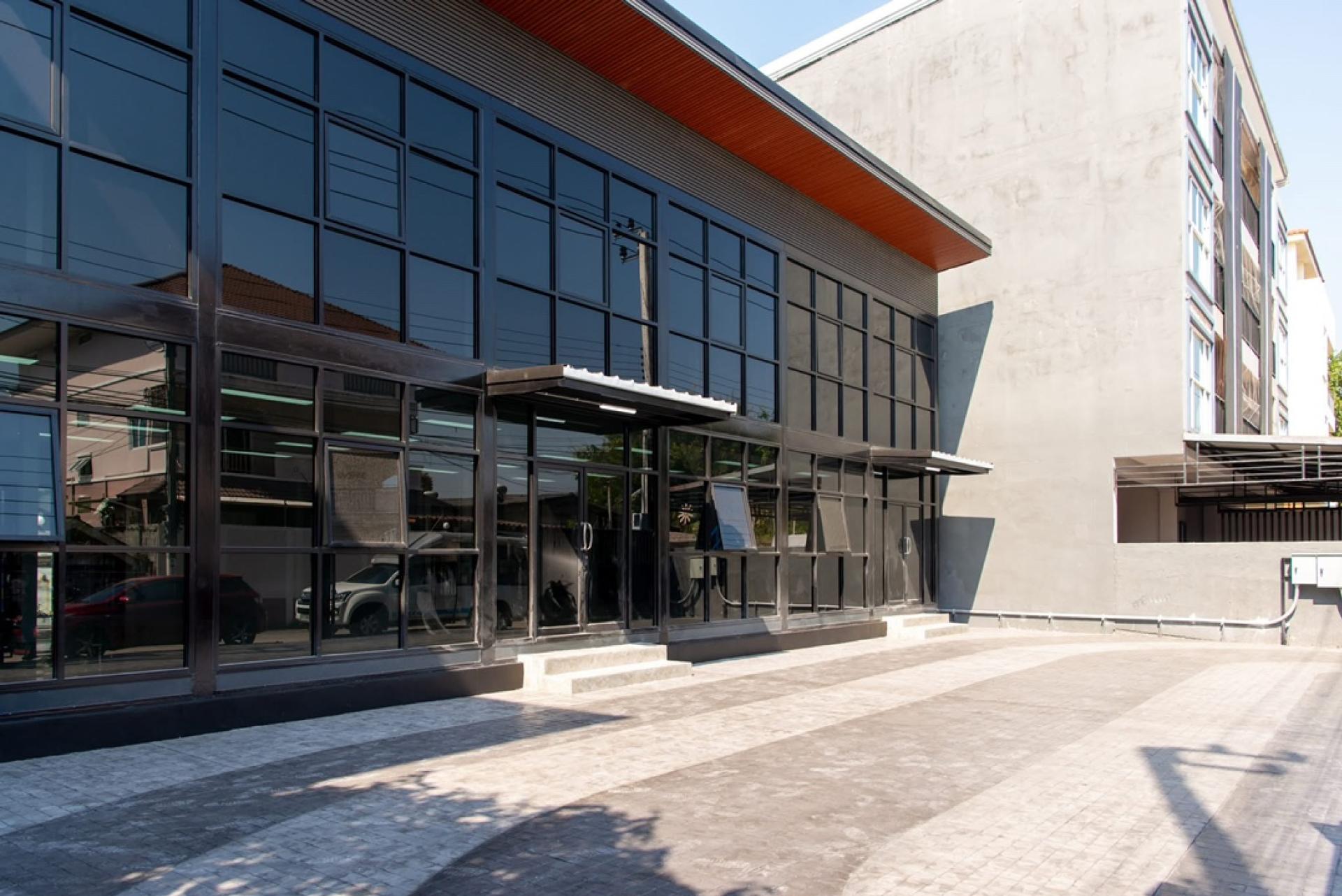 For RentOfficeOnnut, Udomsuk : Office +Warehouse, land area 100 sq m. Usable area 345 sq m. for rent near BTS Punyawithi.