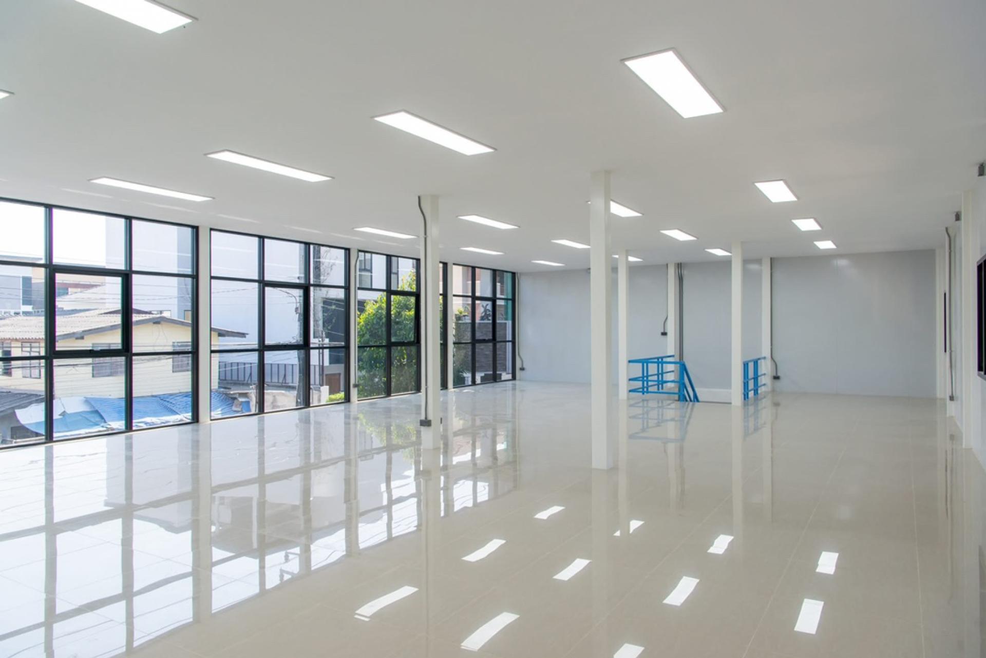 For RentOfficeOnnut, Udomsuk : Office +Warehouse, land area 100 sq m. Usable area 345 sq m. for rent near BTS Punyawithi.