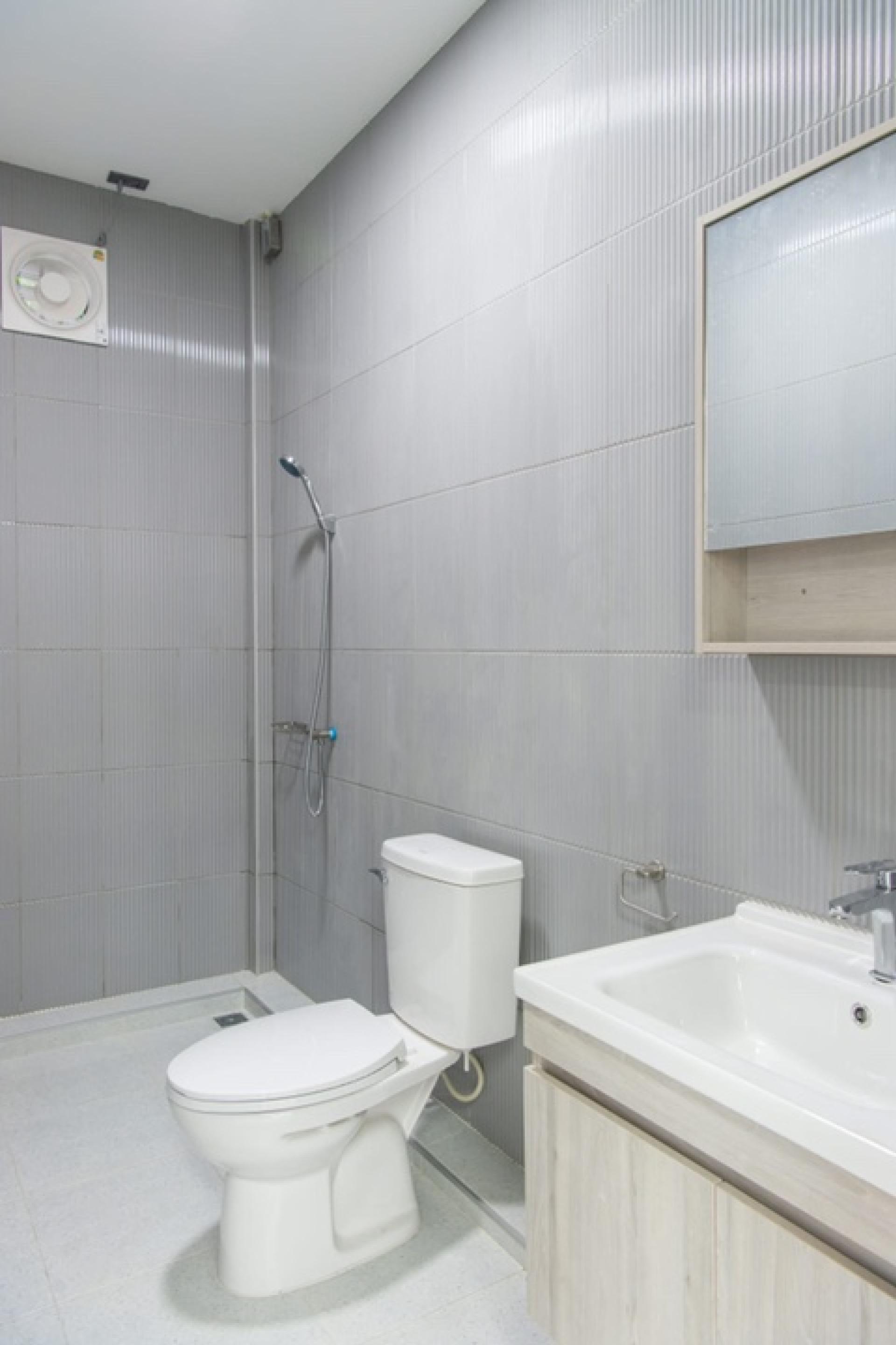 For RentOfficeOnnut, Udomsuk : Office +Warehouse, land area 100 sq m. Usable area 345 sq m. for rent near BTS Punyawithi.