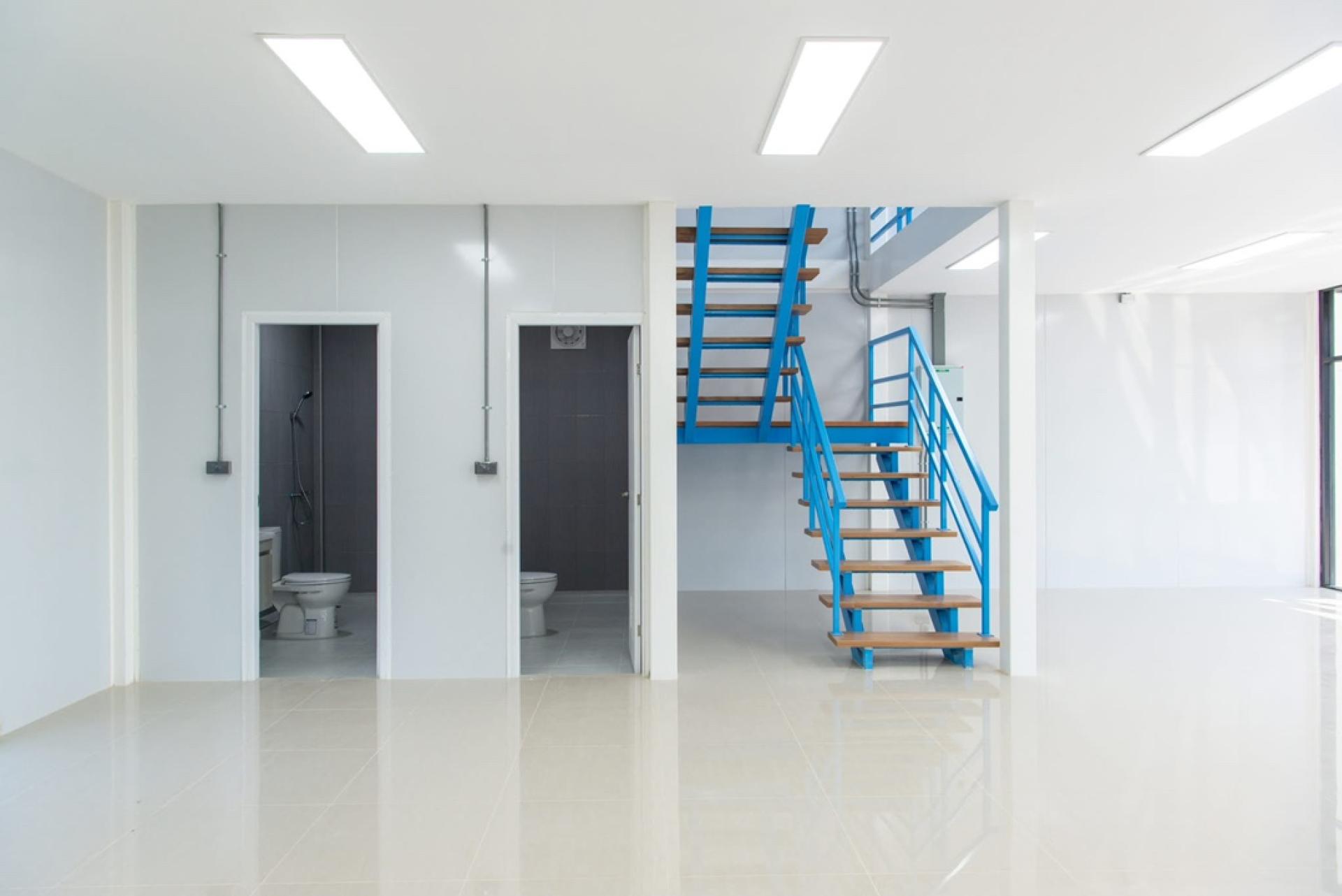 For RentOfficeOnnut, Udomsuk : Office +Warehouse, land area 100 sq m. Usable area 345 sq m. for rent near BTS Punyawithi.