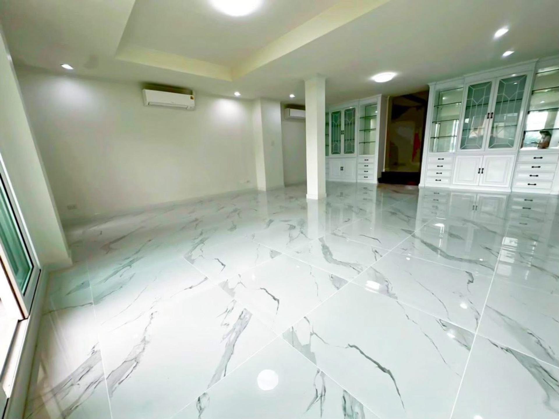 For RentTownhomeSathorn, Narathiwat : Townhome For Rent 41sq.wah 450sqm. 4beds 5baths Yenakard Rama3 road