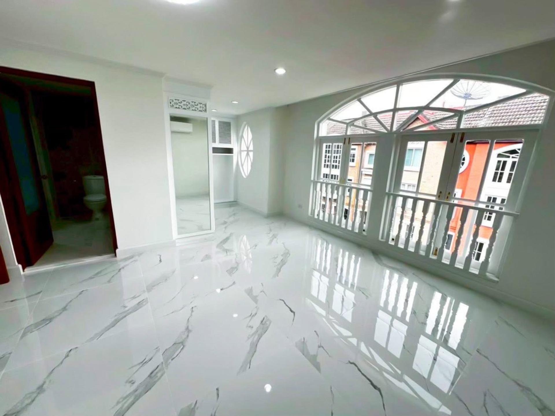 For RentTownhomeSathorn, Narathiwat : Townhome For Rent 41sq.wah 450sqm. 4beds 5baths Yenakard Rama3 road