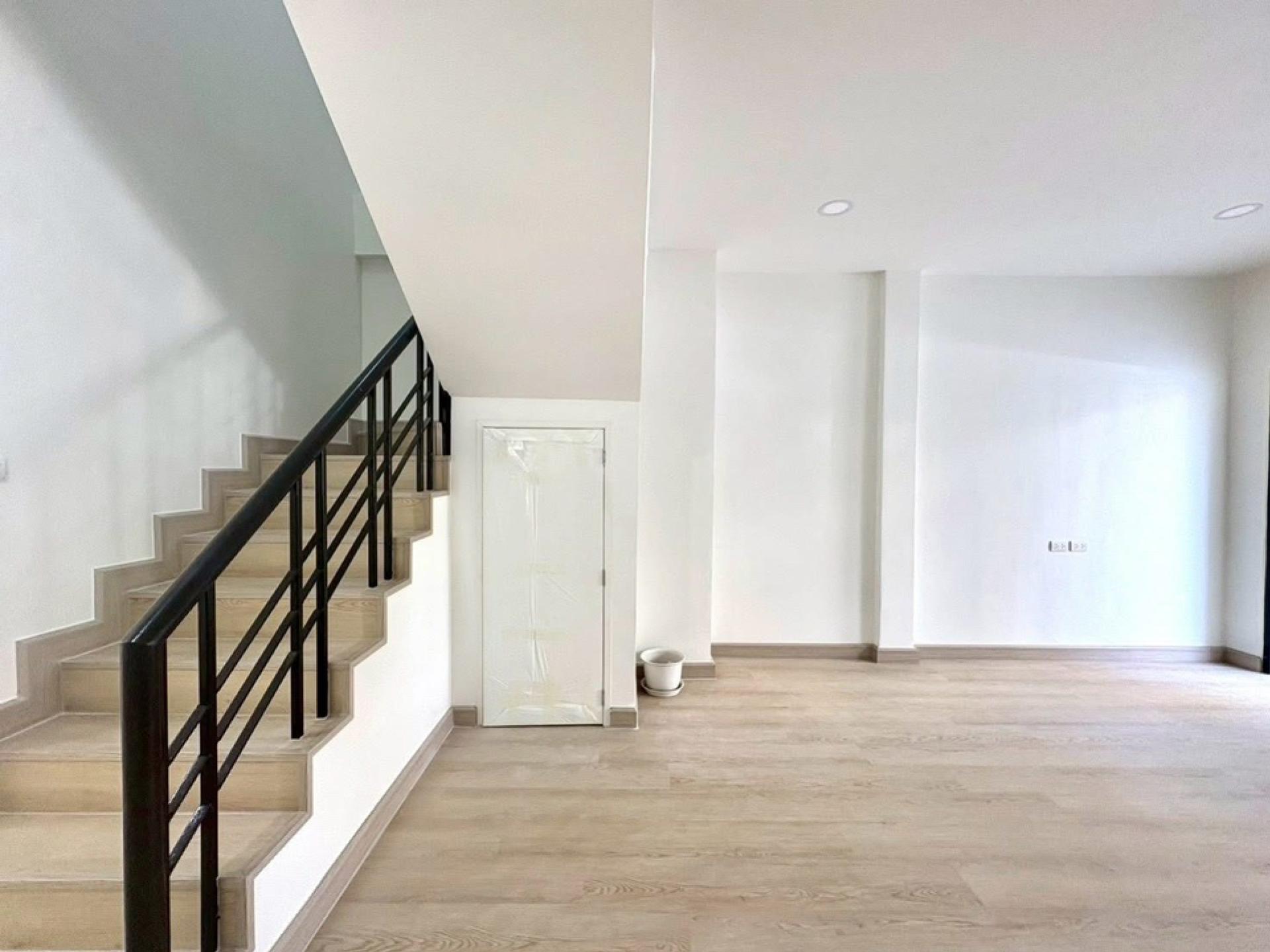 ขายทาวน์โฮมโชคชัย4 ลาดพร้าว71 : ขายด่วนtownhouse นาคนิวาส38 16ตรว. 2นอน 2น้ำ 1จอดรถ สภาพดี พร้อมอยู่