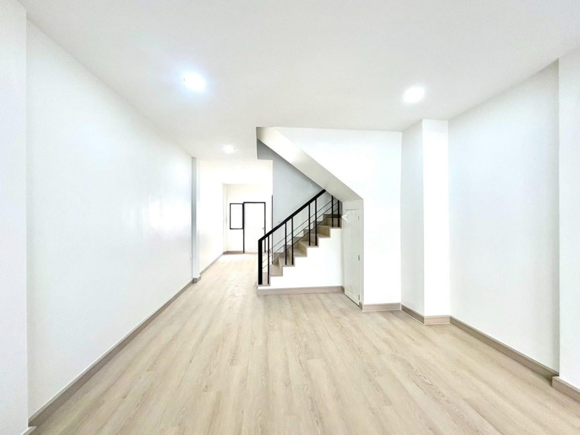 ขายทาวน์โฮมโชคชัย4 ลาดพร้าว71 : ขายด่วนtownhouse นาคนิวาส38 16ตรว. 2นอน 2น้ำ 1จอดรถ สภาพดี พร้อมอยู่