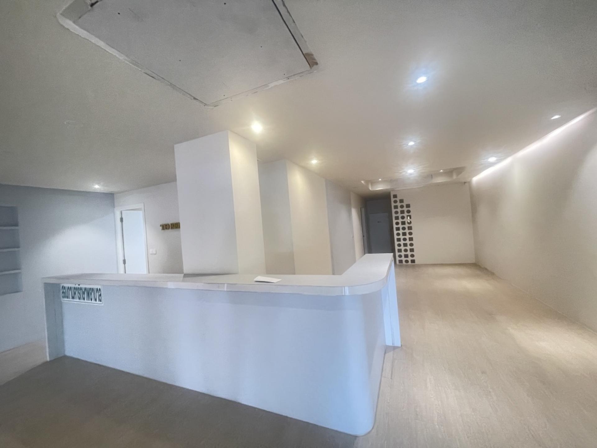 For SaleShop HouseSukhumvit, Asoke, Thonglor : Commercial building for sale Next to Sukhumvit Road
2 couples looking for 4 and a half floors, hit through near BTS Phra Khanong, good condition.