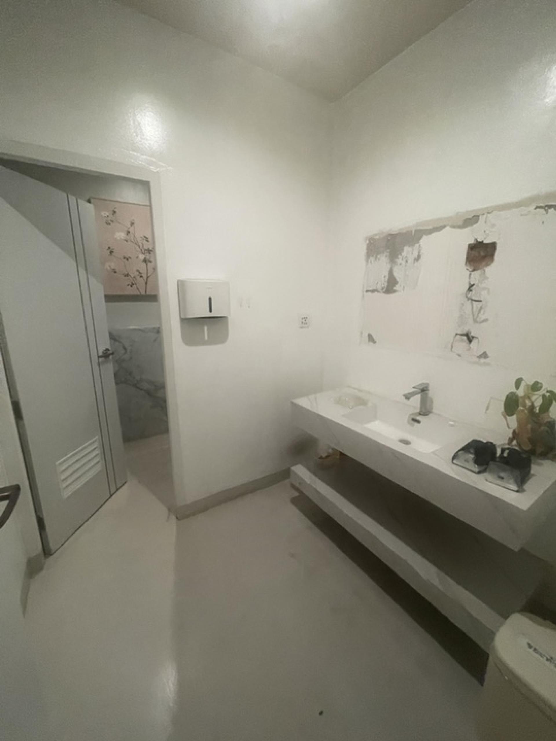 For SaleShop HouseSukhumvit, Asoke, Thonglor : Commercial building for sale Next to Sukhumvit Road
2 couples looking for 4 and a half floors, hit through near BTS Phra Khanong, good condition.