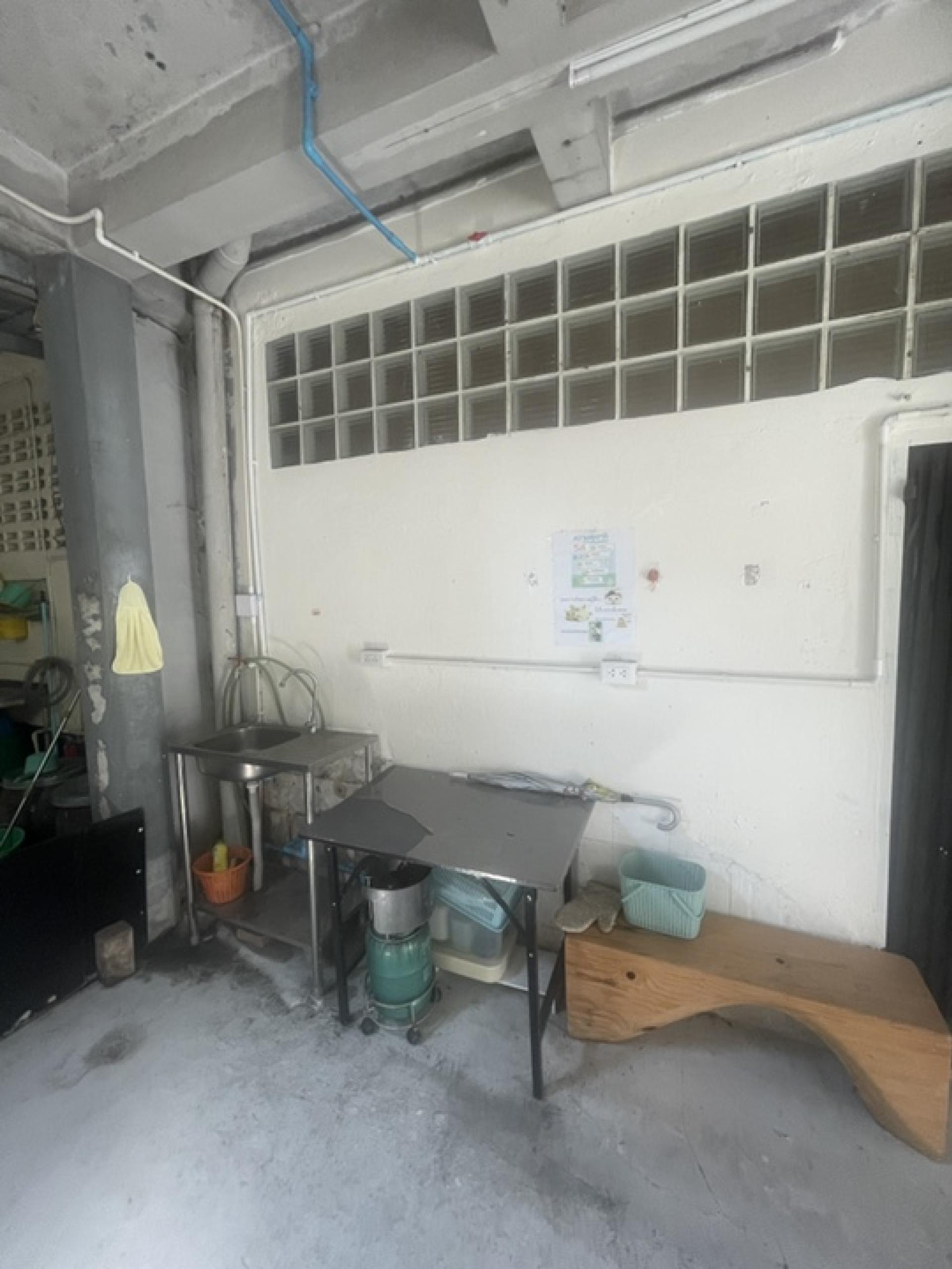 For SaleShop HouseSukhumvit, Asoke, Thonglor : Commercial building for sale Next to Sukhumvit Road
2 couples looking for 4 and a half floors, hit through near BTS Phra Khanong, good condition.