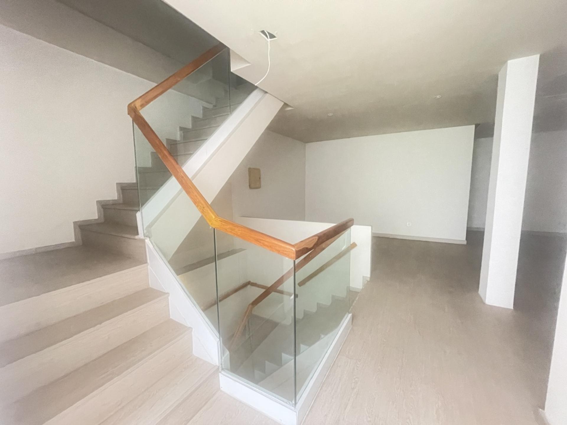 For SaleShop HouseSukhumvit, Asoke, Thonglor : Commercial building for sale Next to Sukhumvit Road
2 couples looking for 4 and a half floors, hit through near BTS Phra Khanong, good condition.