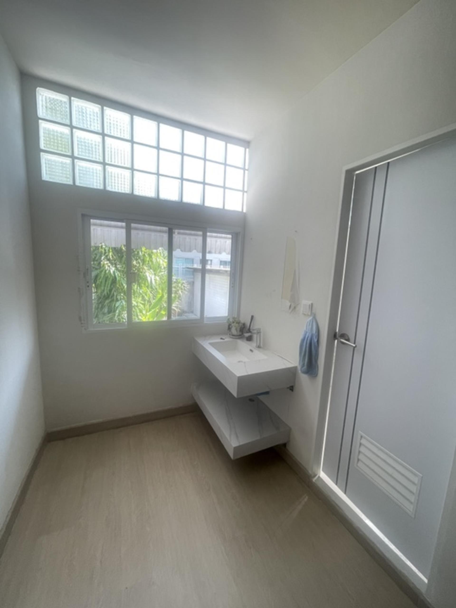 For SaleShop HouseSukhumvit, Asoke, Thonglor : Commercial building for sale Next to Sukhumvit Road
2 couples looking for 4 and a half floors, hit through near BTS Phra Khanong, good condition.