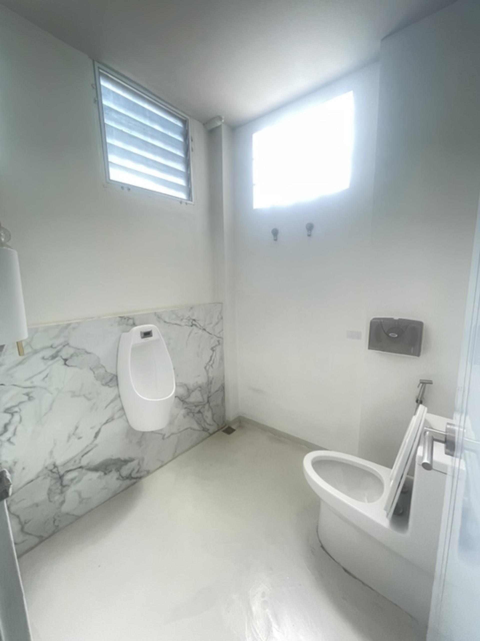 For SaleShop HouseSukhumvit, Asoke, Thonglor : Commercial building for sale Next to Sukhumvit Road
2 couples looking for 4 and a half floors, hit through near BTS Phra Khanong, good condition.