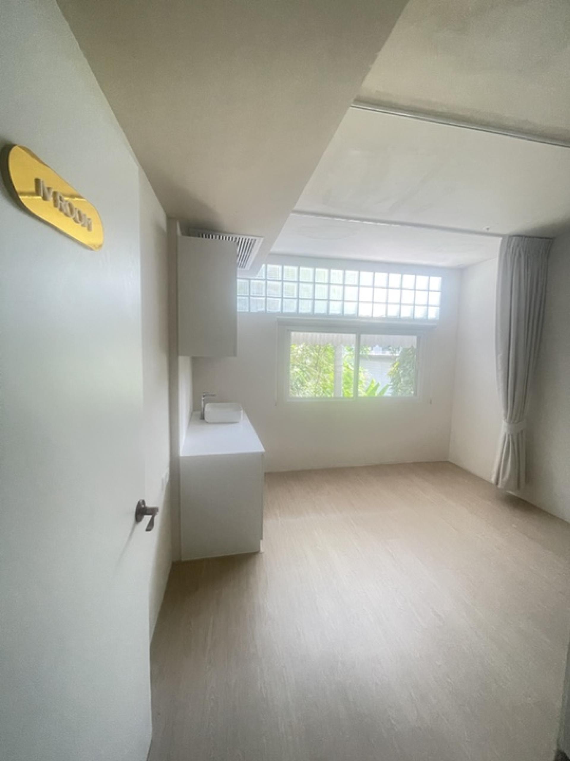 For SaleShop HouseSukhumvit, Asoke, Thonglor : Commercial building for sale Next to Sukhumvit Road
2 couples looking for 4 and a half floors, hit through near BTS Phra Khanong, good condition.