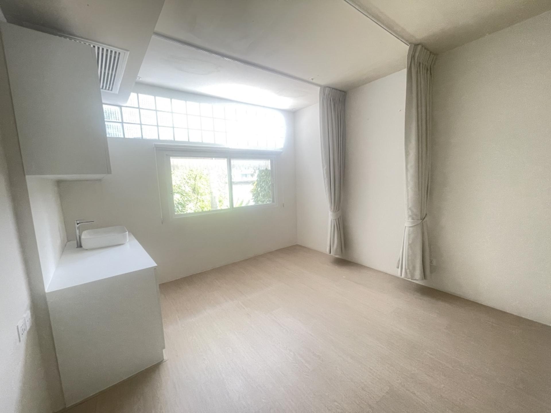 For SaleShop HouseSukhumvit, Asoke, Thonglor : Commercial building for sale Next to Sukhumvit Road
2 couples looking for 4 and a half floors, hit through near BTS Phra Khanong, good condition.