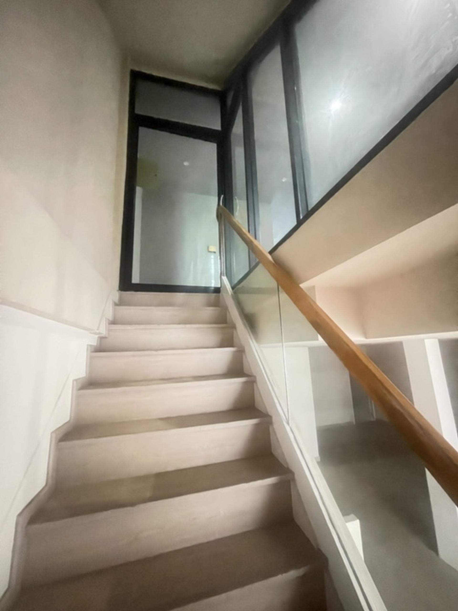 For SaleShop HouseSukhumvit, Asoke, Thonglor : Commercial building for sale Next to Sukhumvit Road
2 couples looking for 4 and a half floors, hit through near BTS Phra Khanong, good condition.