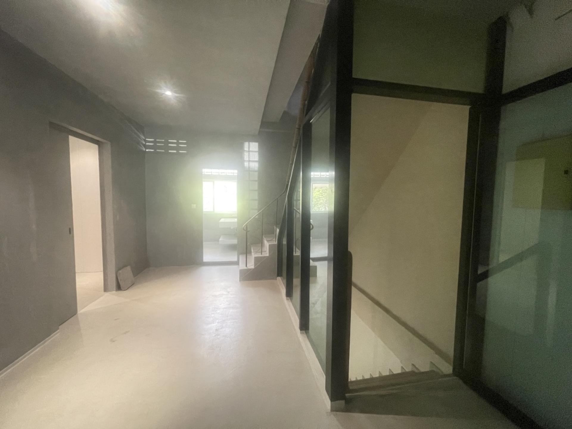 For SaleShop HouseSukhumvit, Asoke, Thonglor : Commercial building for sale Next to Sukhumvit Road
2 couples looking for 4 and a half floors, hit through near BTS Phra Khanong, good condition.