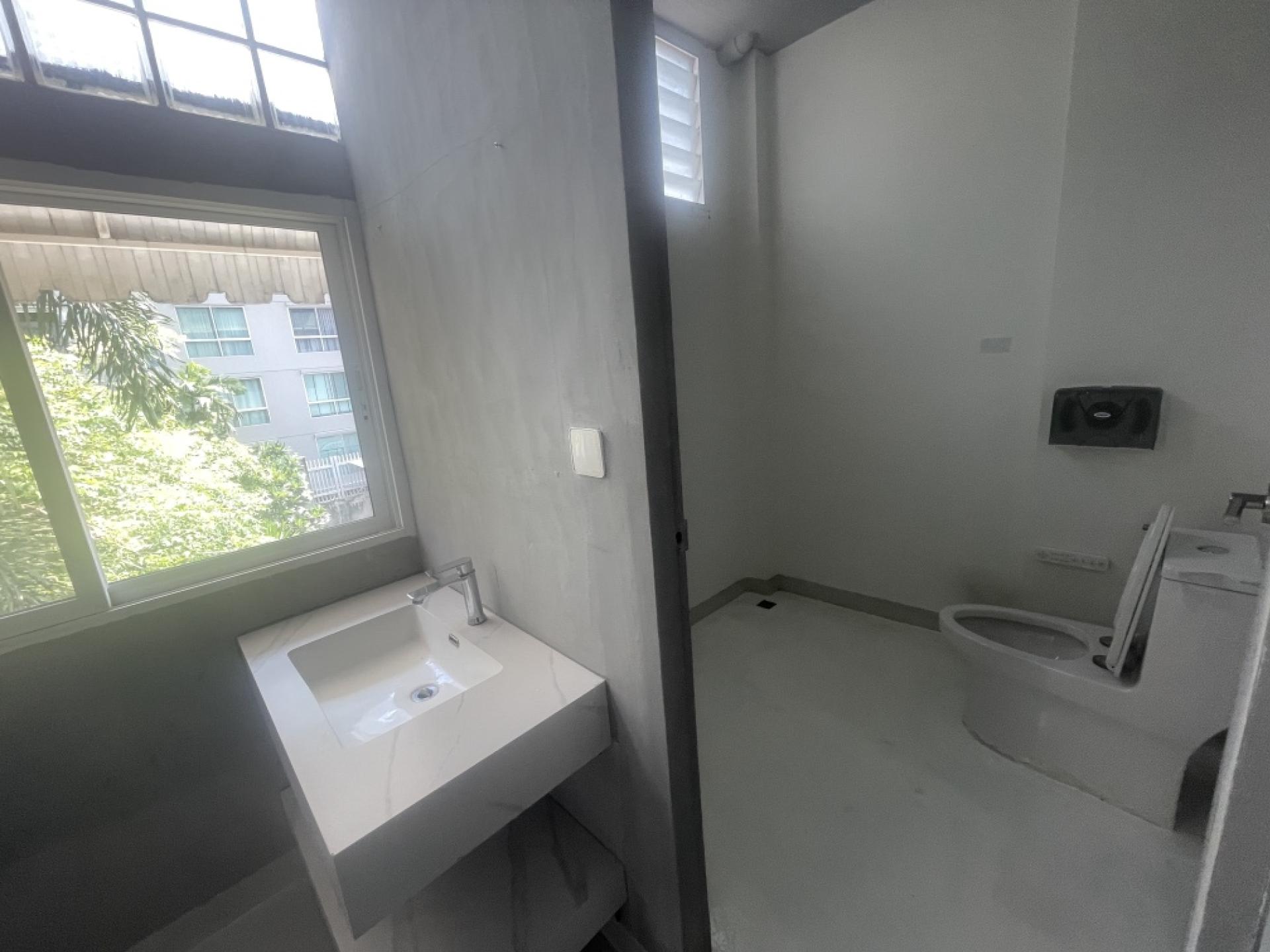 For SaleShop HouseSukhumvit, Asoke, Thonglor : Commercial building for sale Next to Sukhumvit Road
2 couples looking for 4 and a half floors, hit through near BTS Phra Khanong, good condition.