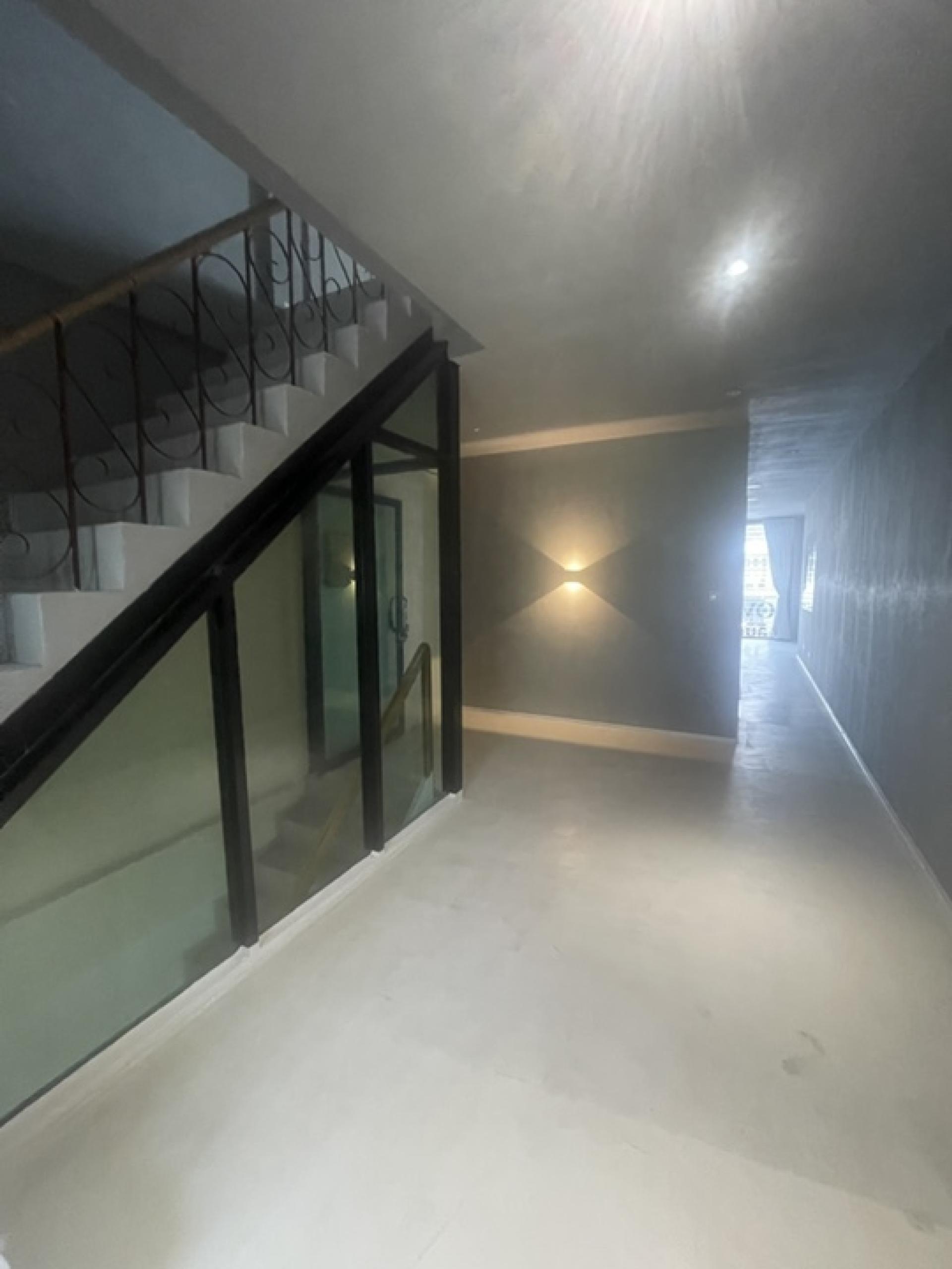 For SaleShop HouseSukhumvit, Asoke, Thonglor : Commercial building for sale Next to Sukhumvit Road
2 couples looking for 4 and a half floors, hit through near BTS Phra Khanong, good condition.