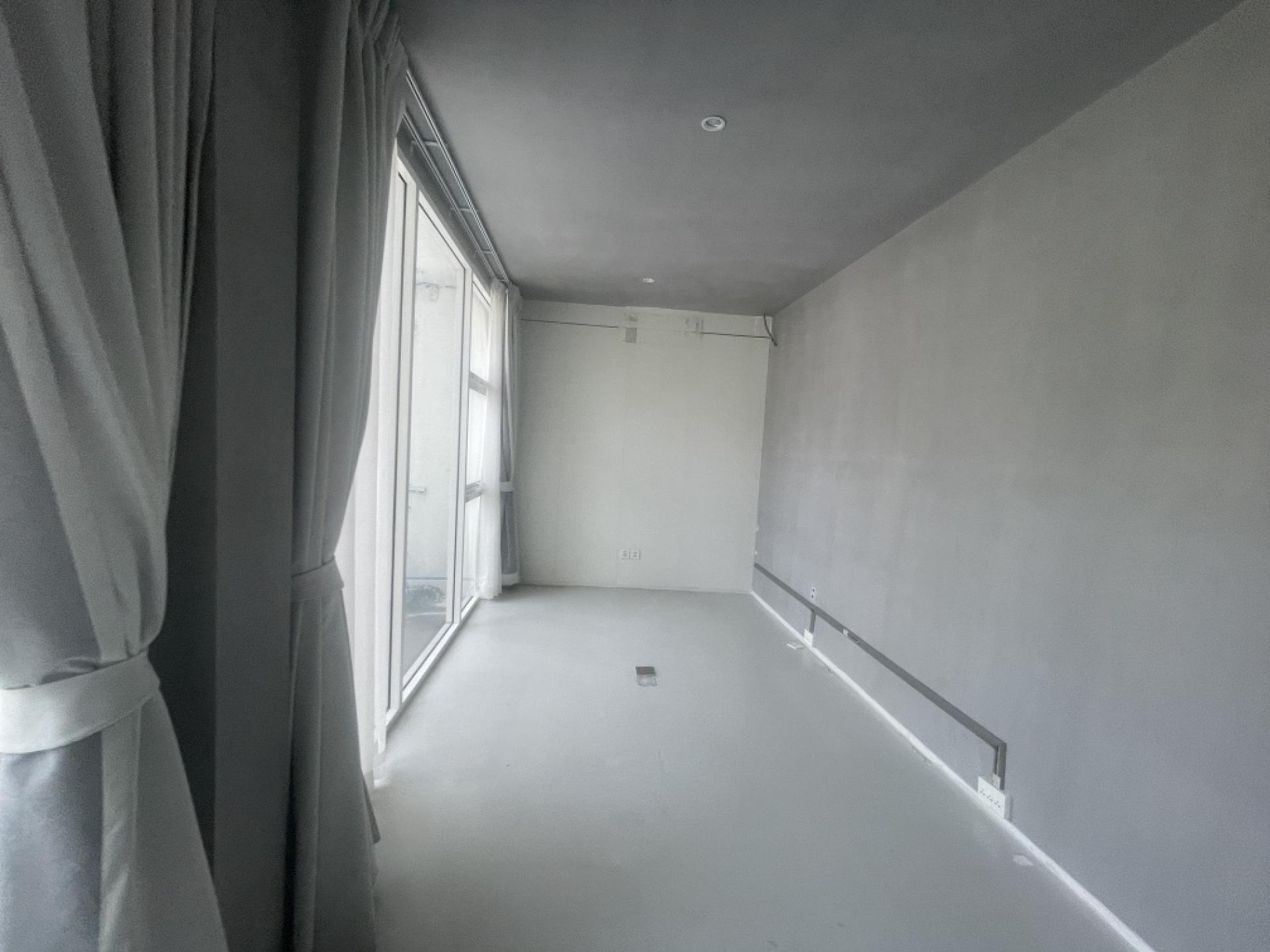 For SaleShop HouseSukhumvit, Asoke, Thonglor : Commercial building for sale Next to Sukhumvit Road
2 couples looking for 4 and a half floors, hit through near BTS Phra Khanong, good condition.