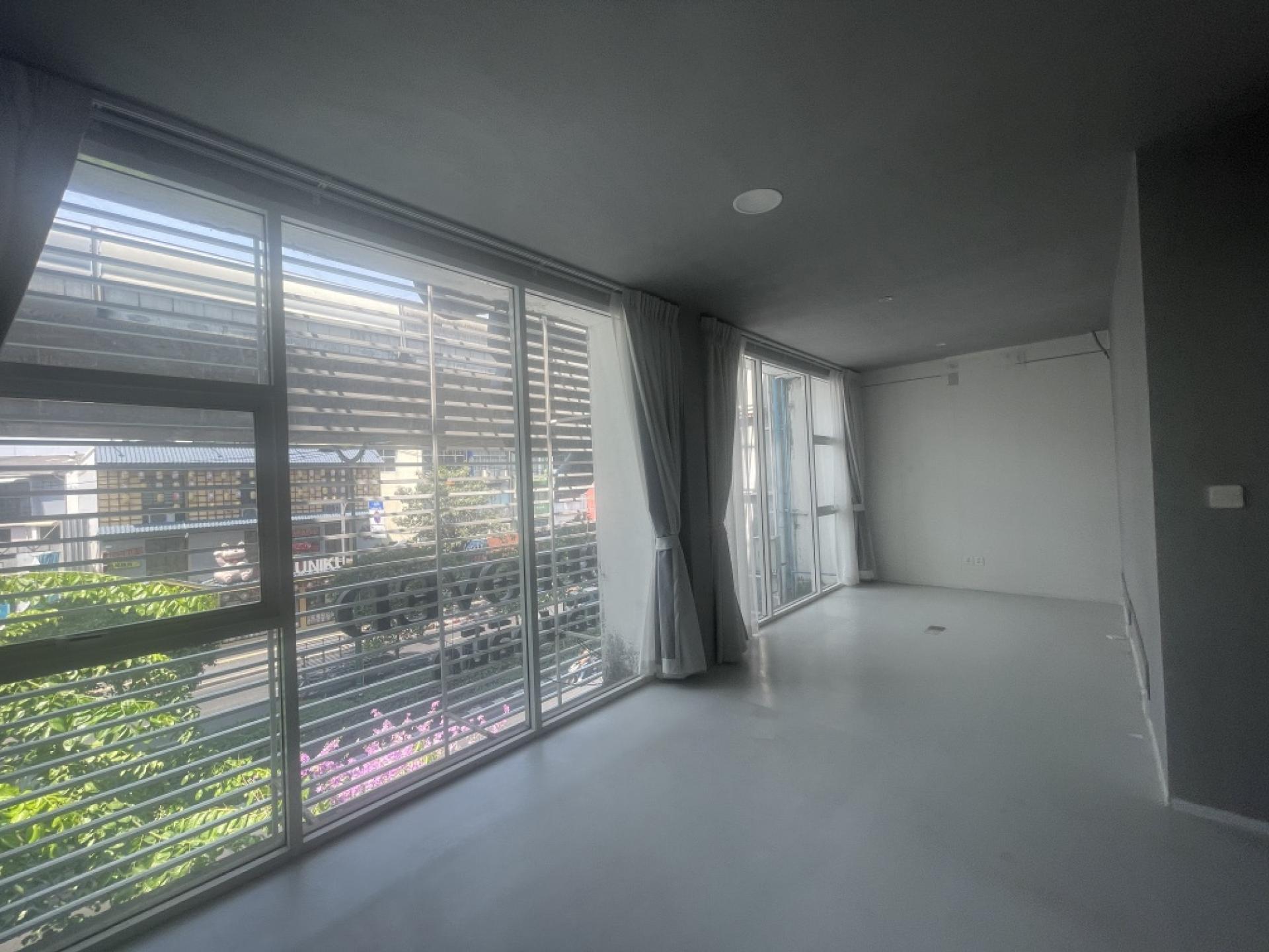 For SaleShop HouseSukhumvit, Asoke, Thonglor : Commercial building for sale Next to Sukhumvit Road
2 couples looking for 4 and a half floors, hit through near BTS Phra Khanong, good condition.