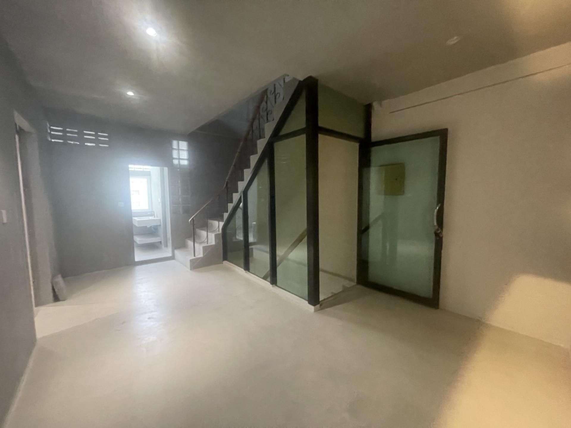 For SaleShop HouseSukhumvit, Asoke, Thonglor : Commercial building for sale Next to Sukhumvit Road
2 couples looking for 4 and a half floors, hit through near BTS Phra Khanong, good condition.
