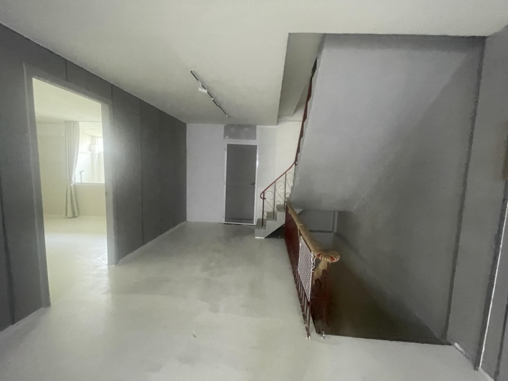 For SaleShop HouseSukhumvit, Asoke, Thonglor : Commercial building for sale Next to Sukhumvit Road
2 couples looking for 4 and a half floors, hit through near BTS Phra Khanong, good condition.