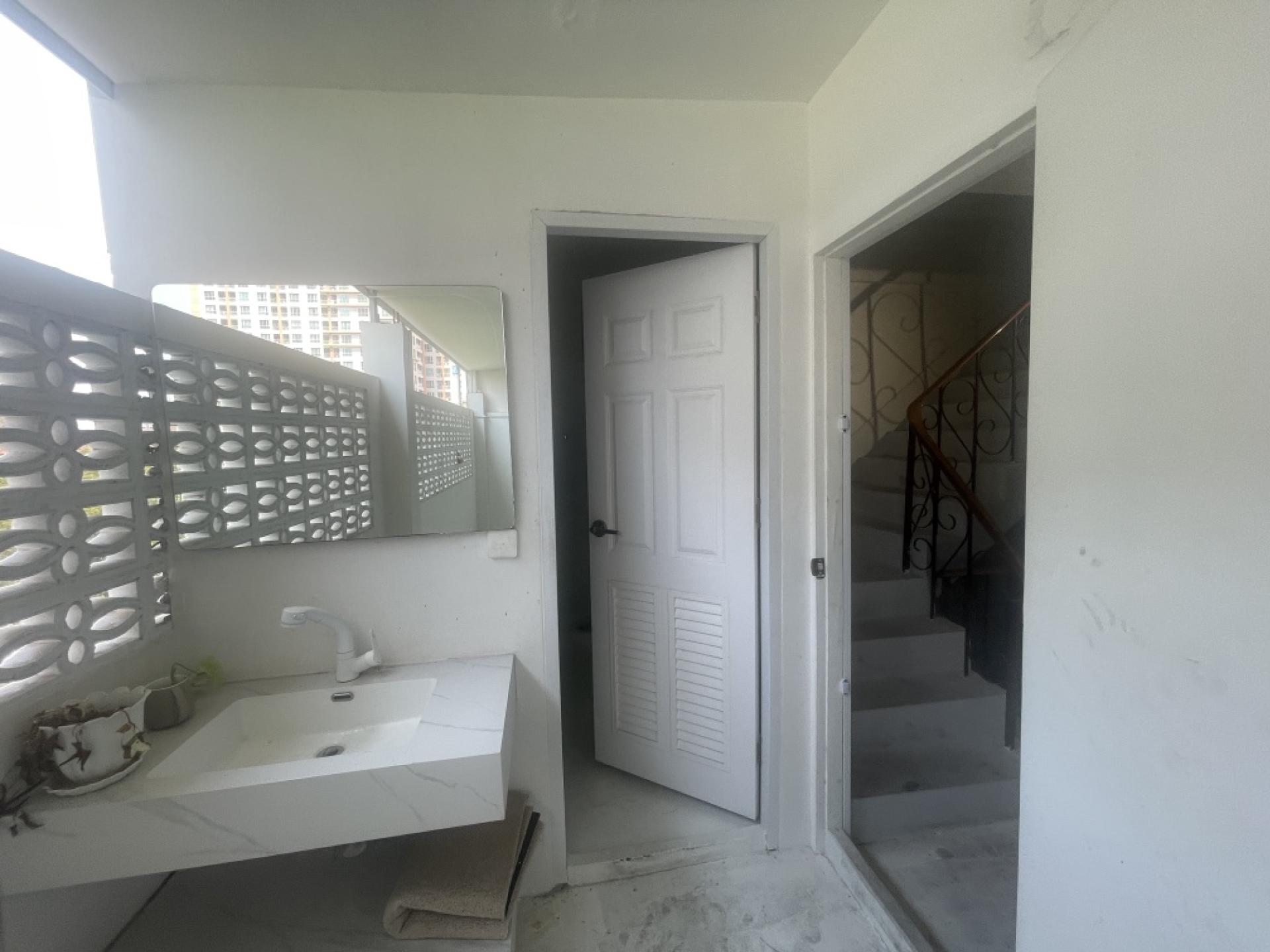 For SaleShop HouseSukhumvit, Asoke, Thonglor : Commercial building for sale Next to Sukhumvit Road
2 couples looking for 4 and a half floors, hit through near BTS Phra Khanong, good condition.