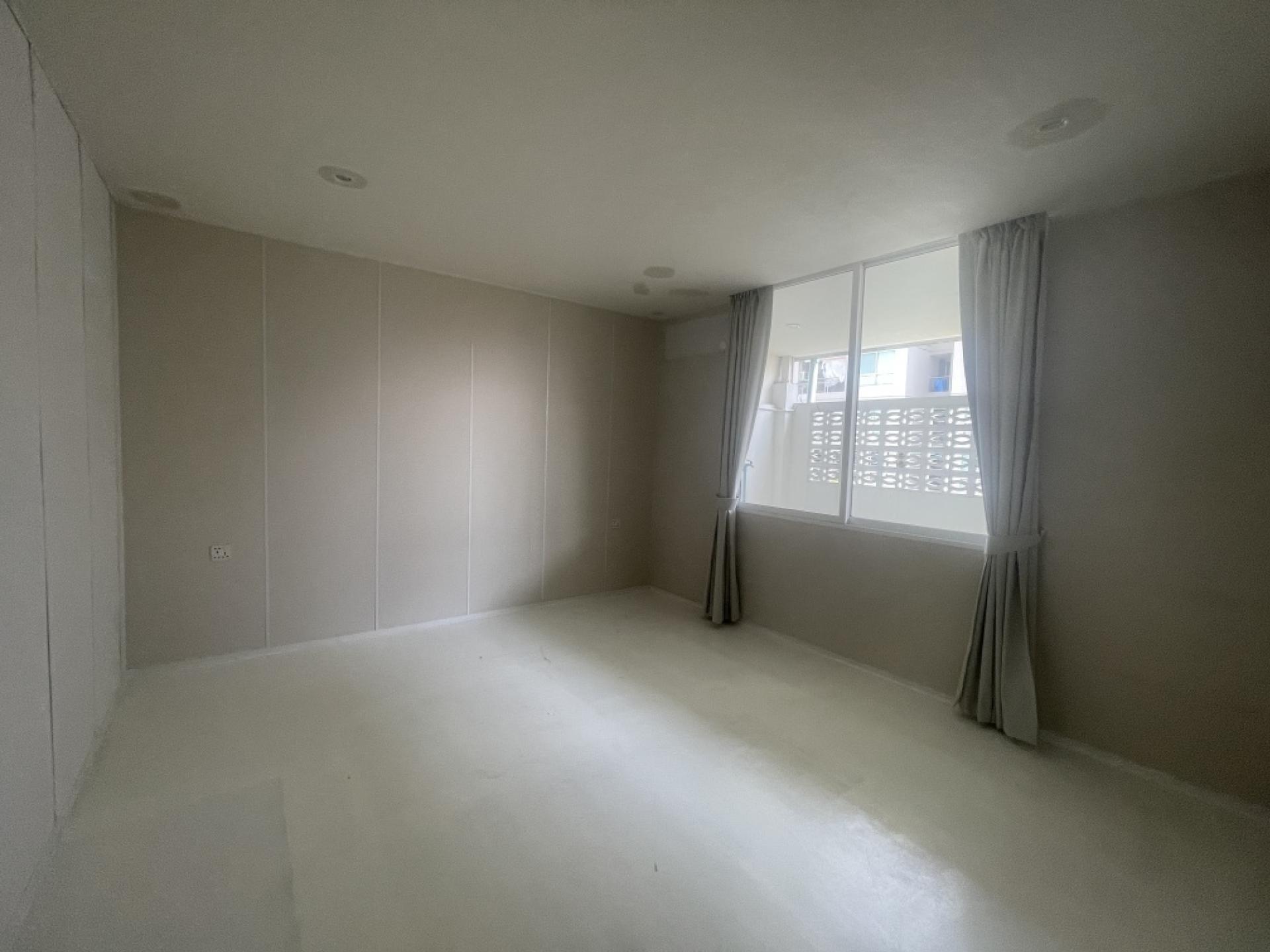 For SaleShop HouseSukhumvit, Asoke, Thonglor : Commercial building for sale Next to Sukhumvit Road
2 couples looking for 4 and a half floors, hit through near BTS Phra Khanong, good condition.