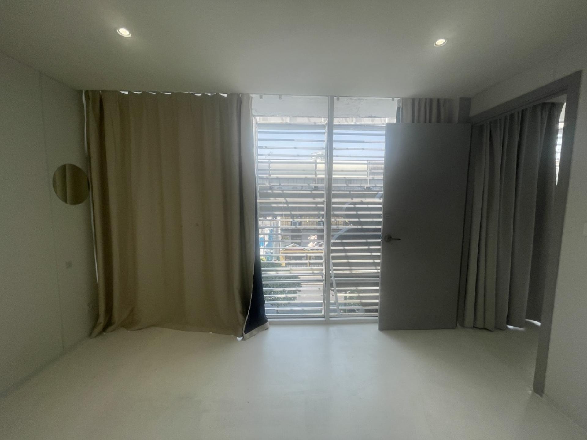 For SaleShop HouseSukhumvit, Asoke, Thonglor : Commercial building for sale Next to Sukhumvit Road
2 couples looking for 4 and a half floors, hit through near BTS Phra Khanong, good condition.