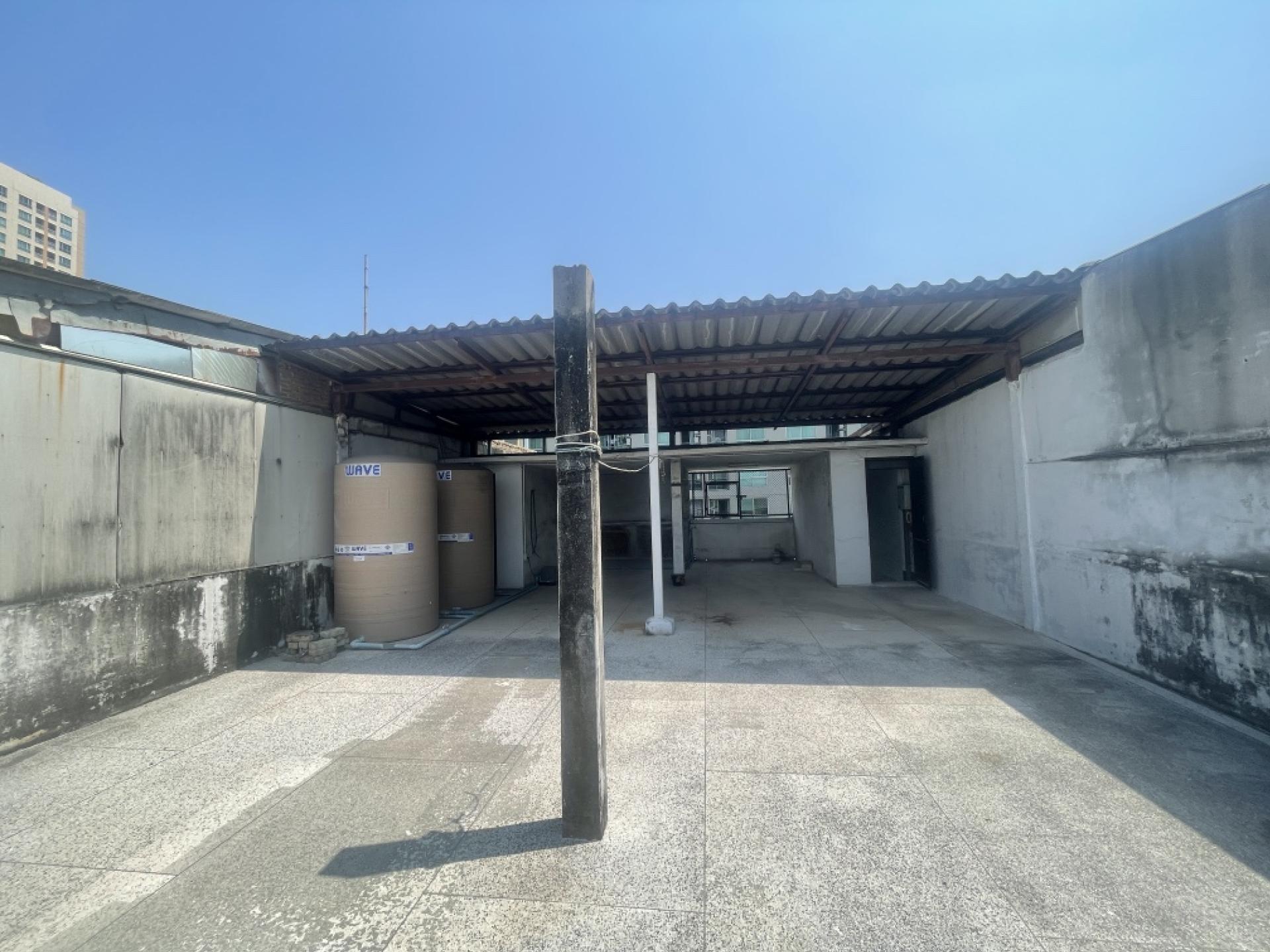 For SaleShop HouseSukhumvit, Asoke, Thonglor : Commercial building for sale Next to Sukhumvit Road
2 couples looking for 4 and a half floors, hit through near BTS Phra Khanong, good condition.