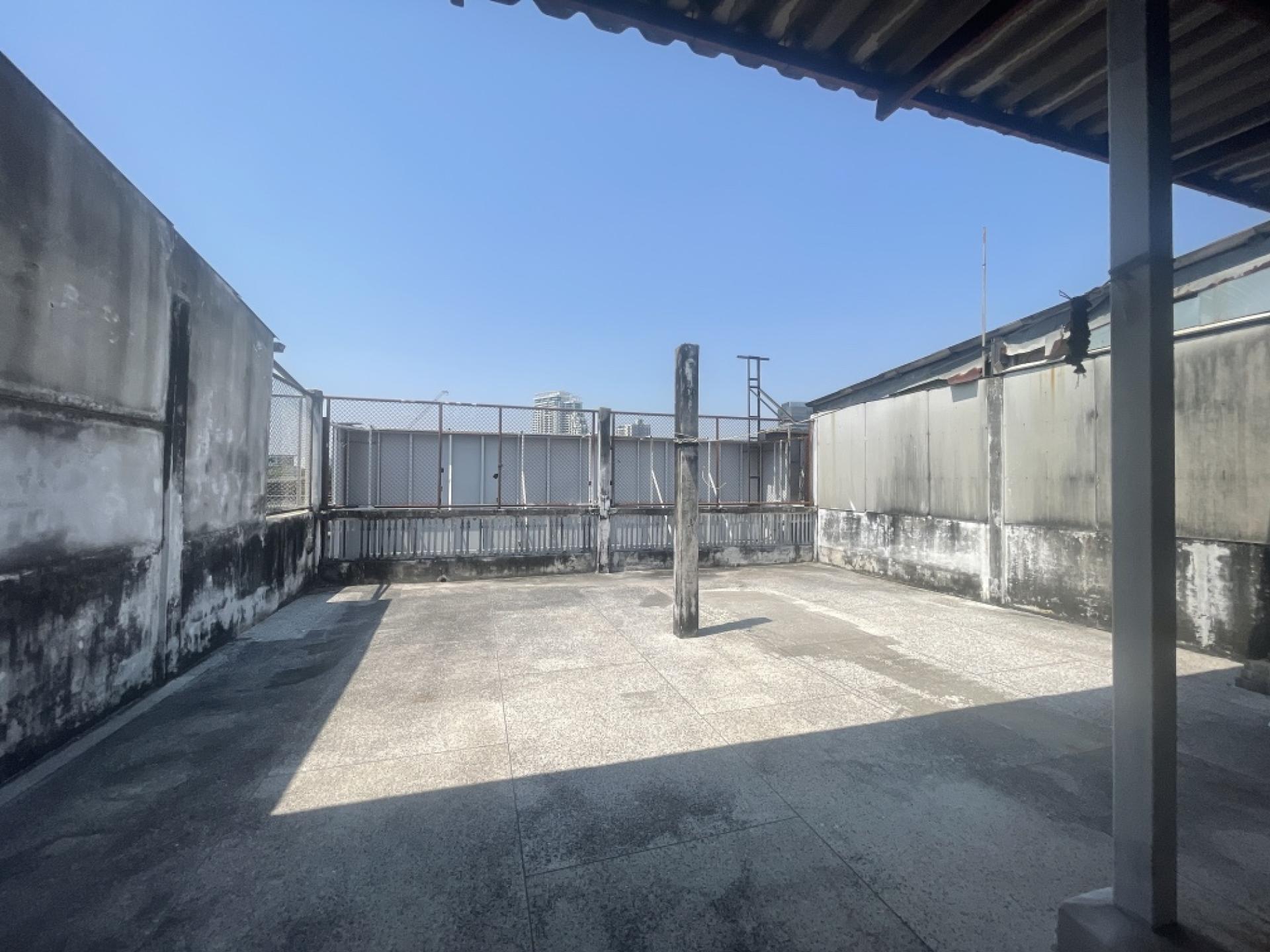 For SaleShop HouseSukhumvit, Asoke, Thonglor : Commercial building for sale Next to Sukhumvit Road
2 couples looking for 4 and a half floors, hit through near BTS Phra Khanong, good condition.