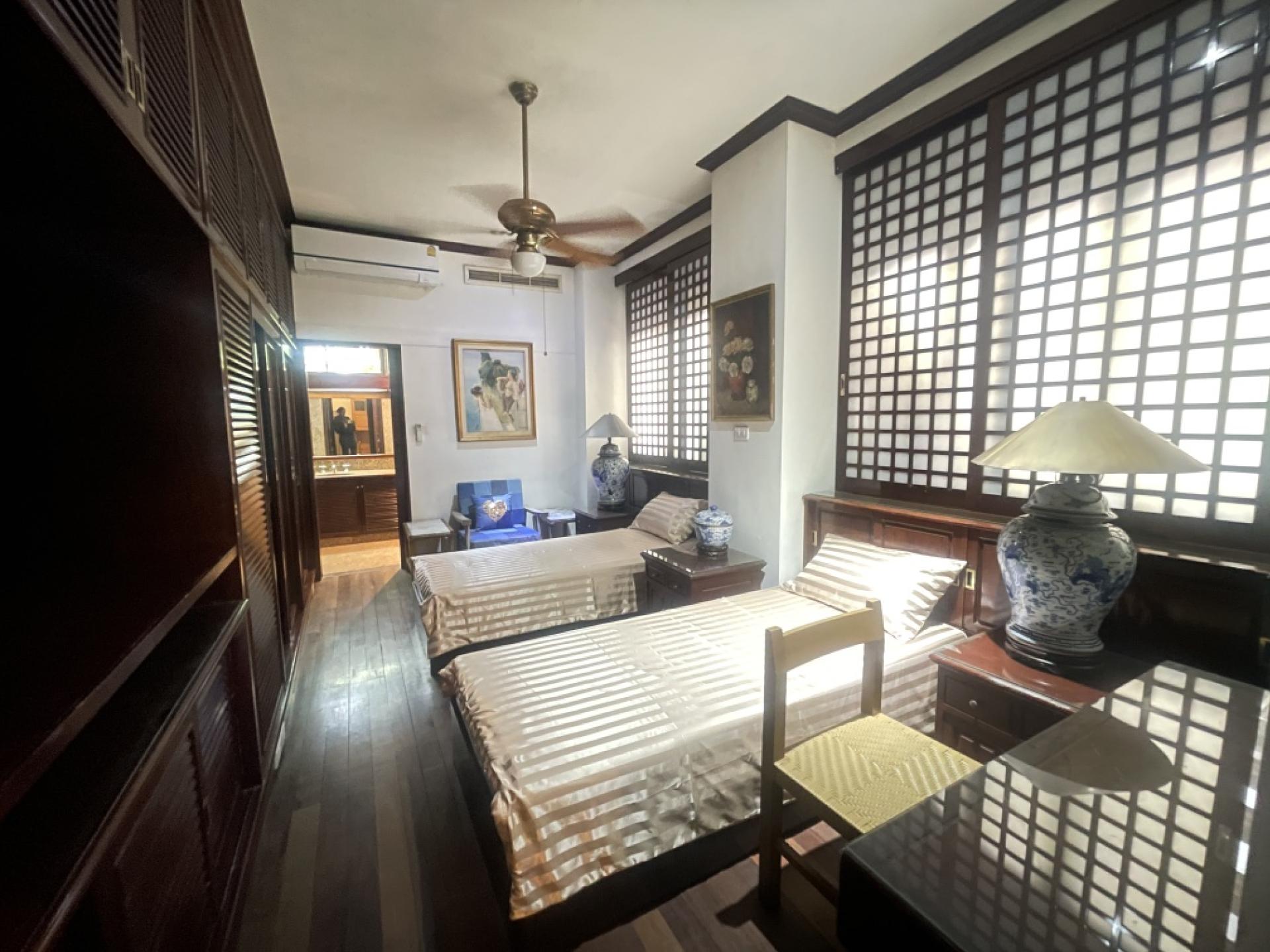 For RentCondoWitthayu, Chidlom, Langsuan, Ploenchit : Condo For Rent 30 sqm.  Ground floor
Twin beds 1baths Near BTS Chidlom 
MRT Ploenchit