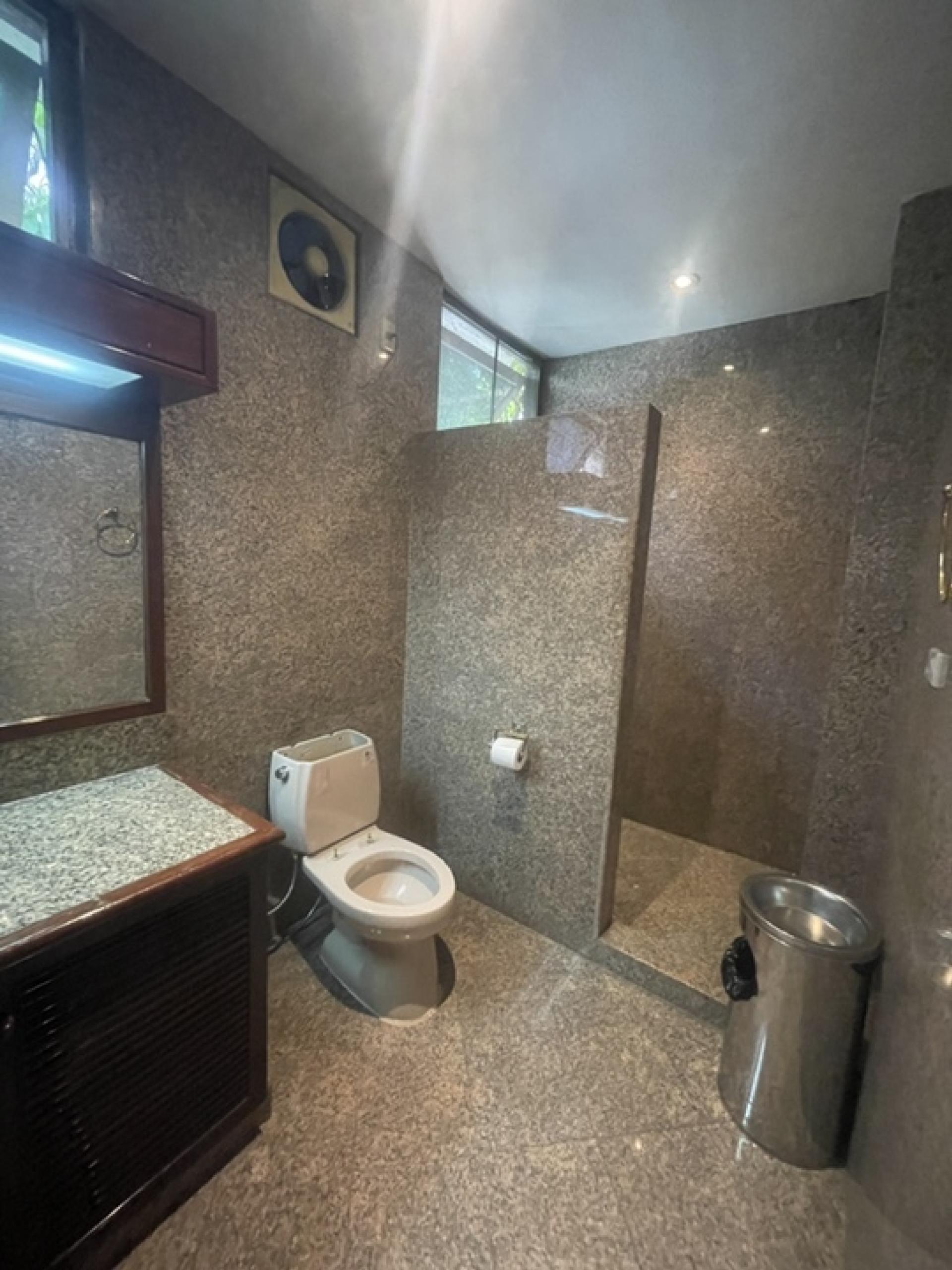 For RentCondoWitthayu, Chidlom, Langsuan, Ploenchit : Condo For Rent 30 sqm.  Ground floor
Twin beds 1baths Near BTS Chidlom 
MRT Ploenchit