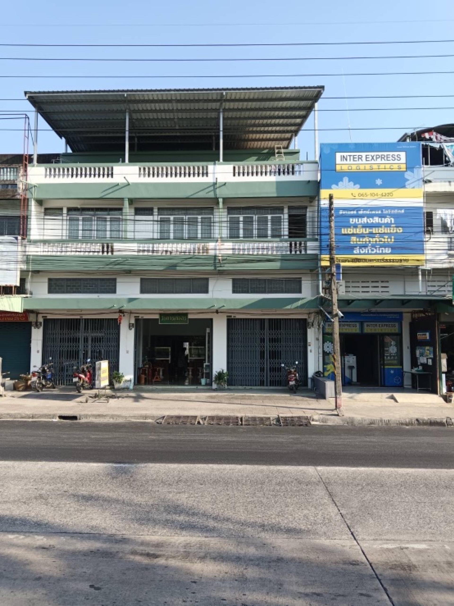 For RentHouseNakhon Si Thammarat : Shophouse for rent, 3 and a half floors, 3 bedrooms, 2 bathrooms, next to Inter Express Ligistic.